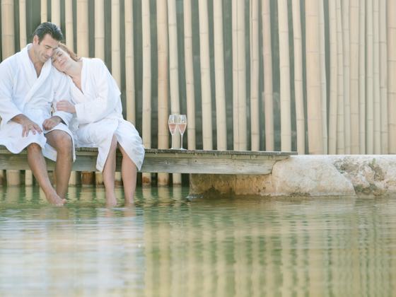 Couple profitant d’un moment de détente avant un soin cosmétique à base de vin.