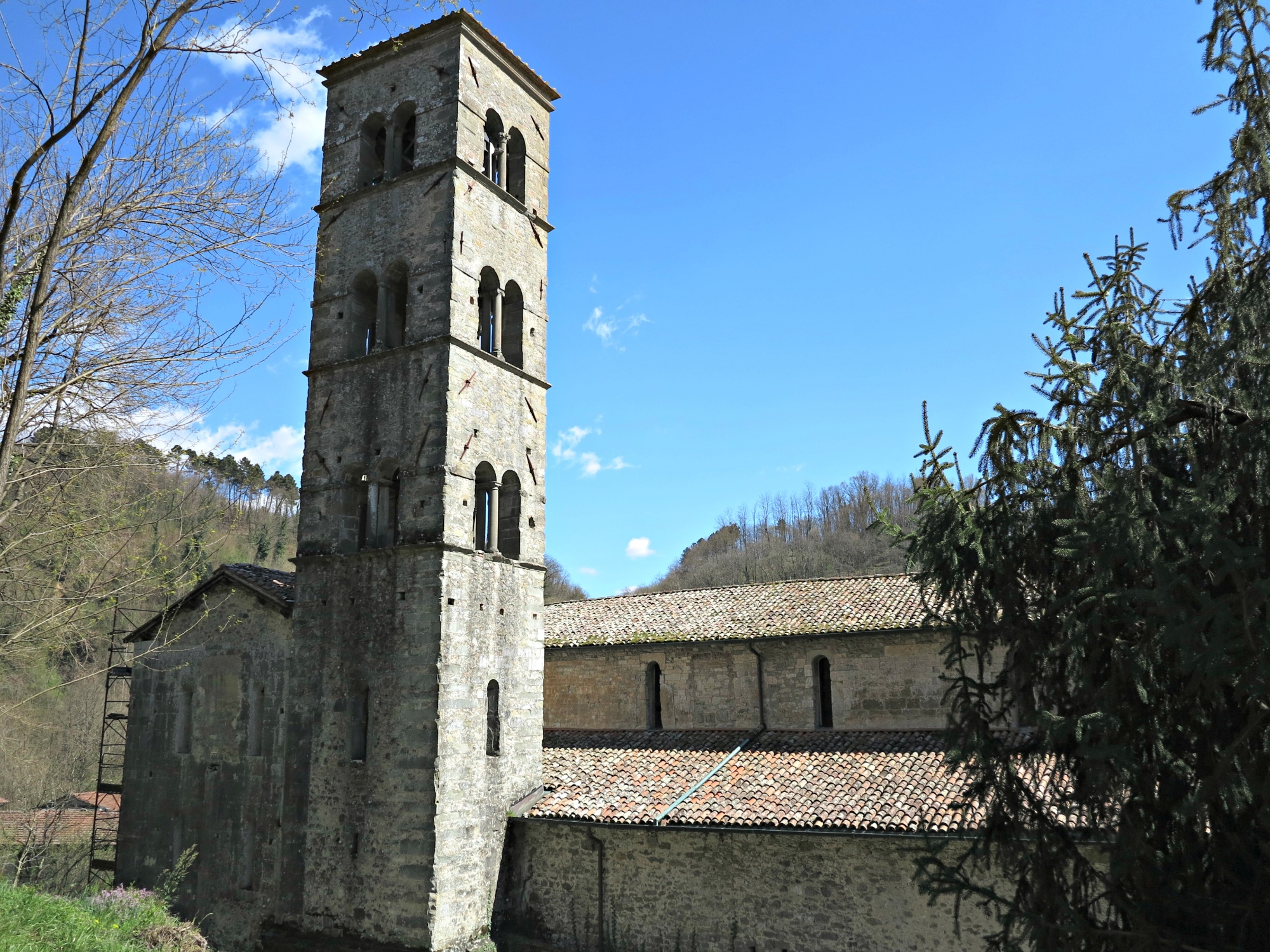 Clocher de l'église paroissiale Pieve di Santa Maria a Loppia (Barga)