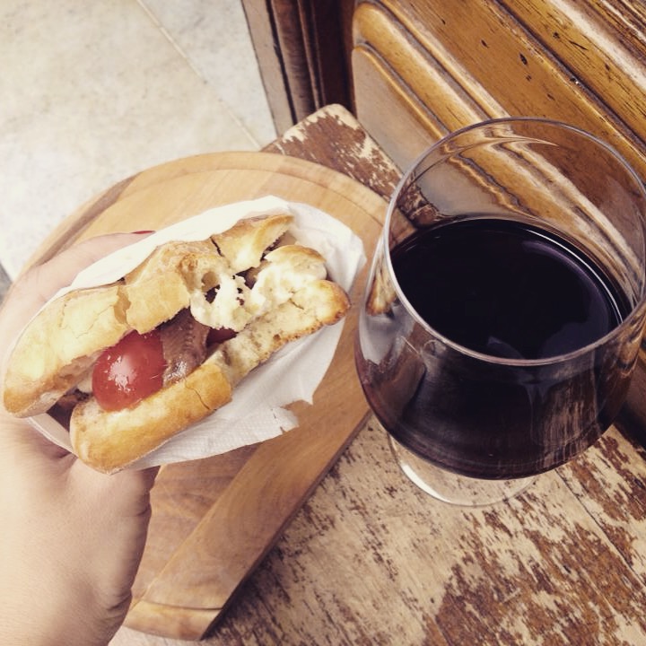 Un verre de vin rouge et un sandwich : un encas idéal