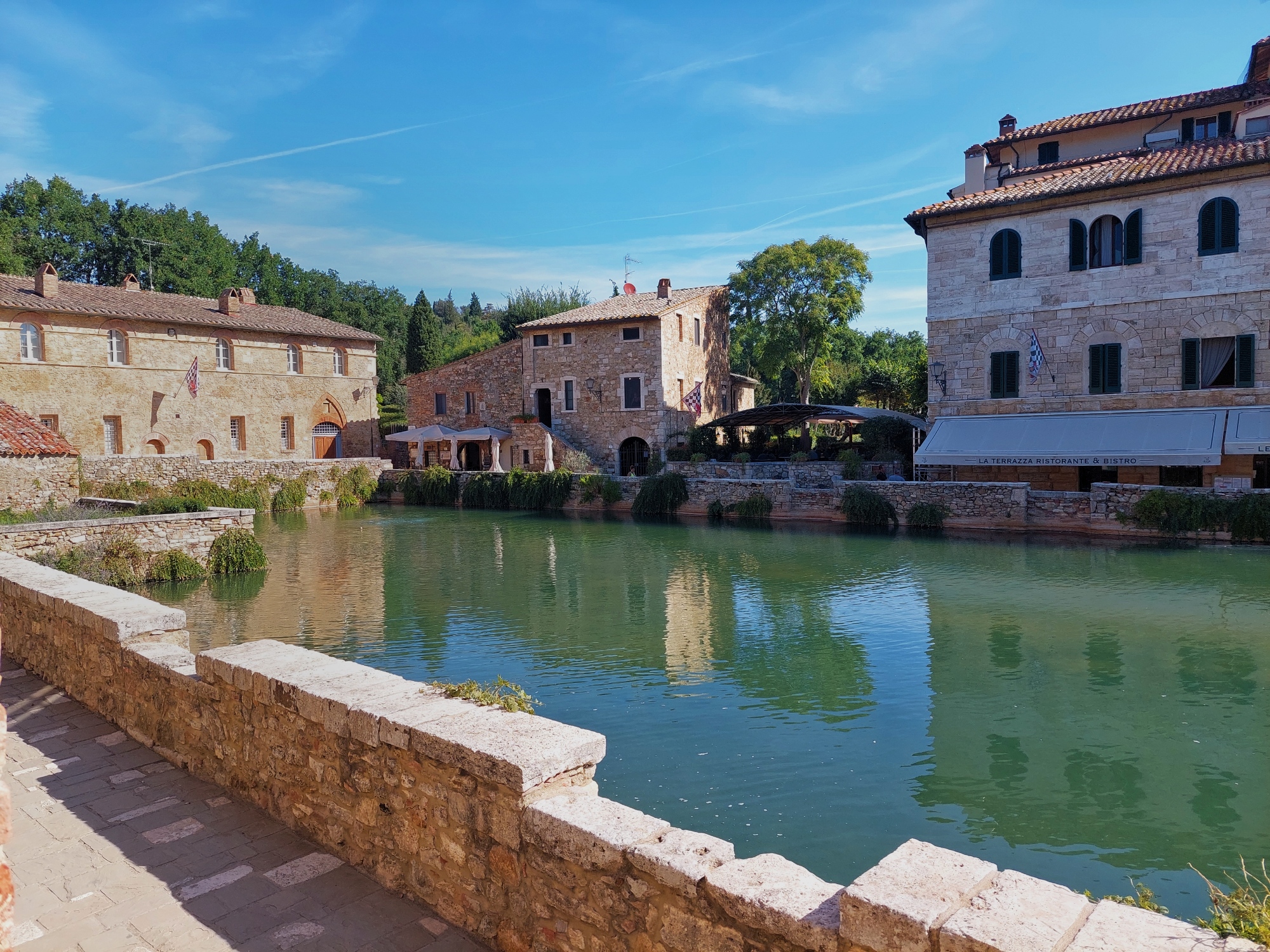 Vue de la Piazza delle Sorgenti à Bagno Vignoni, avec la piscine thermale