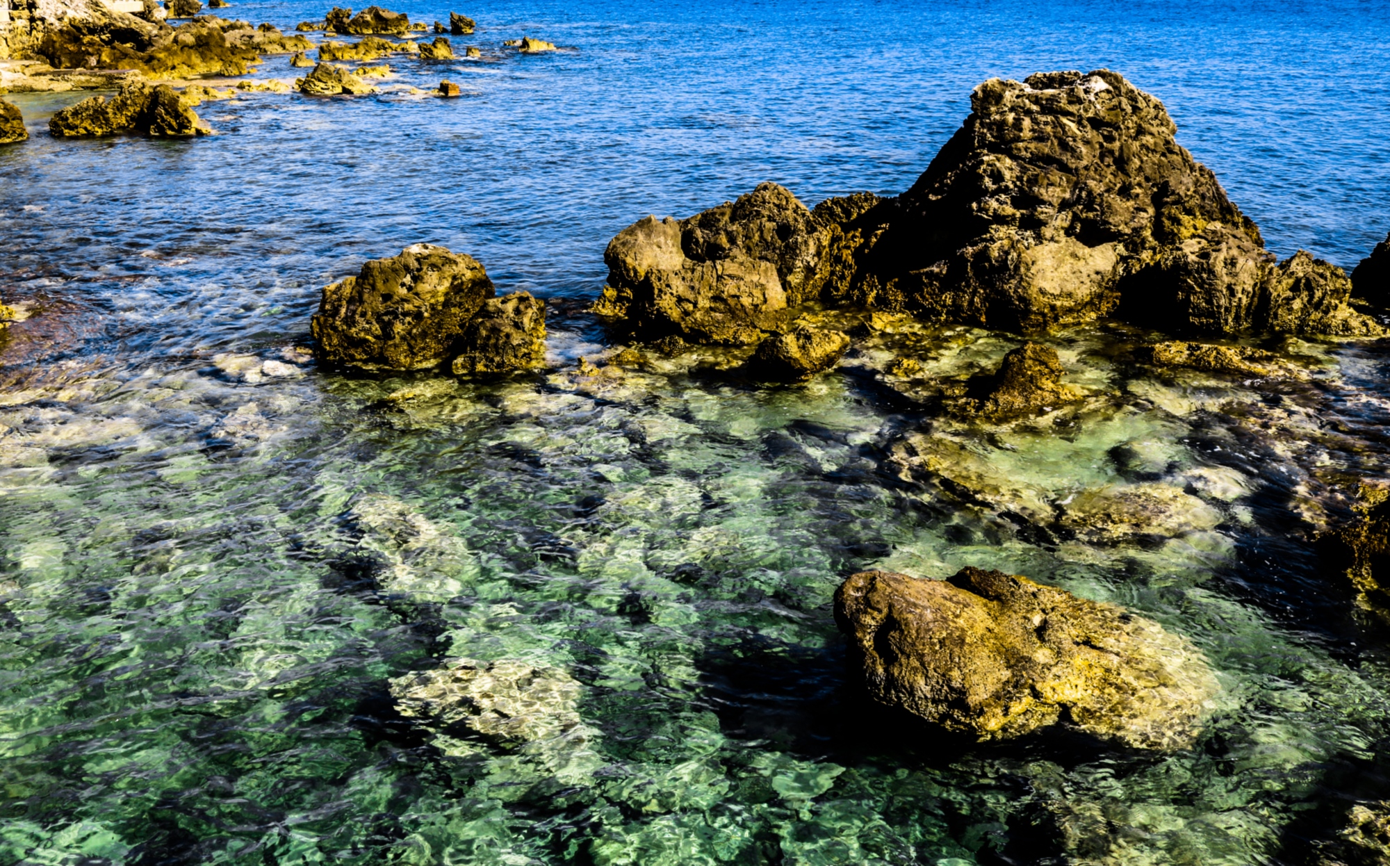 L'eau transparente d'une baie à Castiglioncello