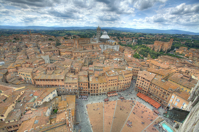 Un aperçu de Sienne du haut de la Torre del Mangia