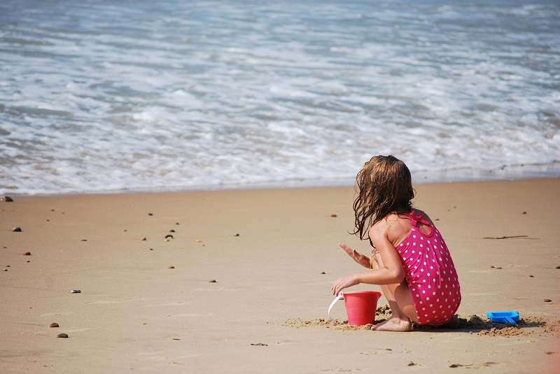 Au bord de la mer avec des enfants en Toscane