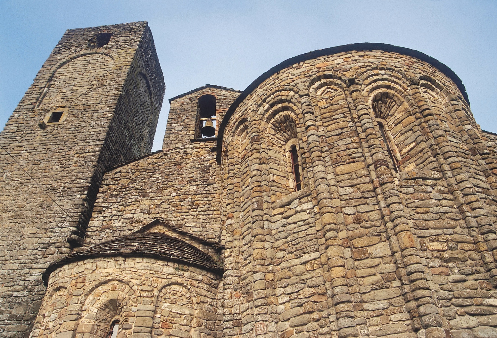 Abside de l’église paroissiale romane de Sorano