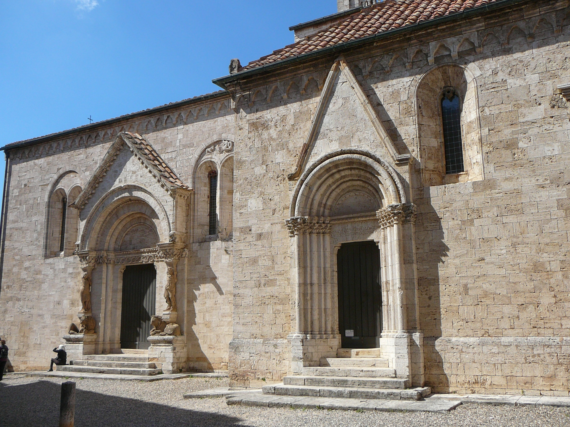 Les deux portails latéraux de la Collégiale