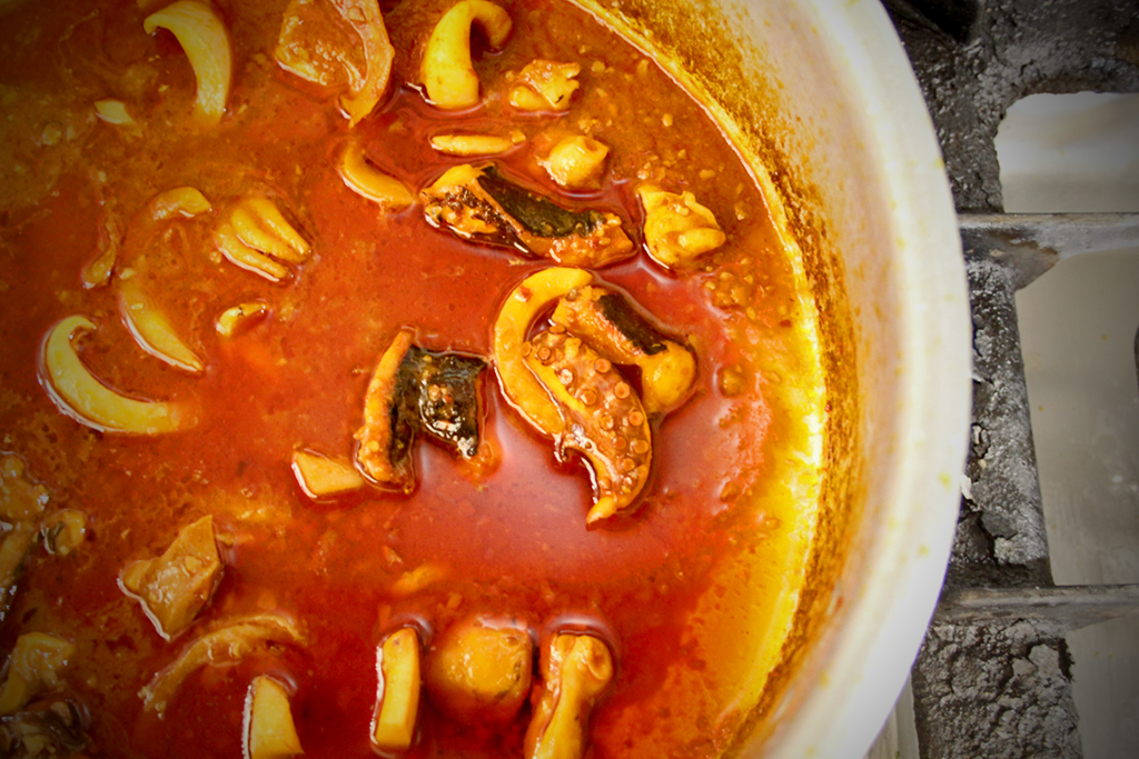 Préparation de la soupe de poisson cacciucco à Viareggio