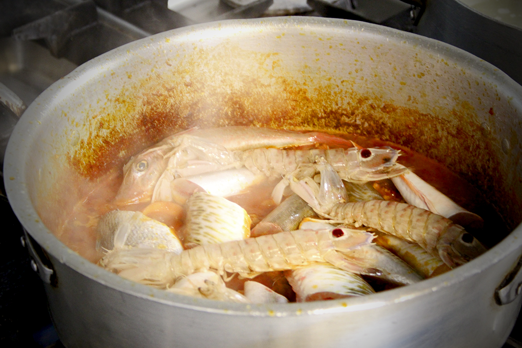 Préparation de la soupe de poisson cacciucco au restaurant Antica Locanda de Luca (Viareggio)