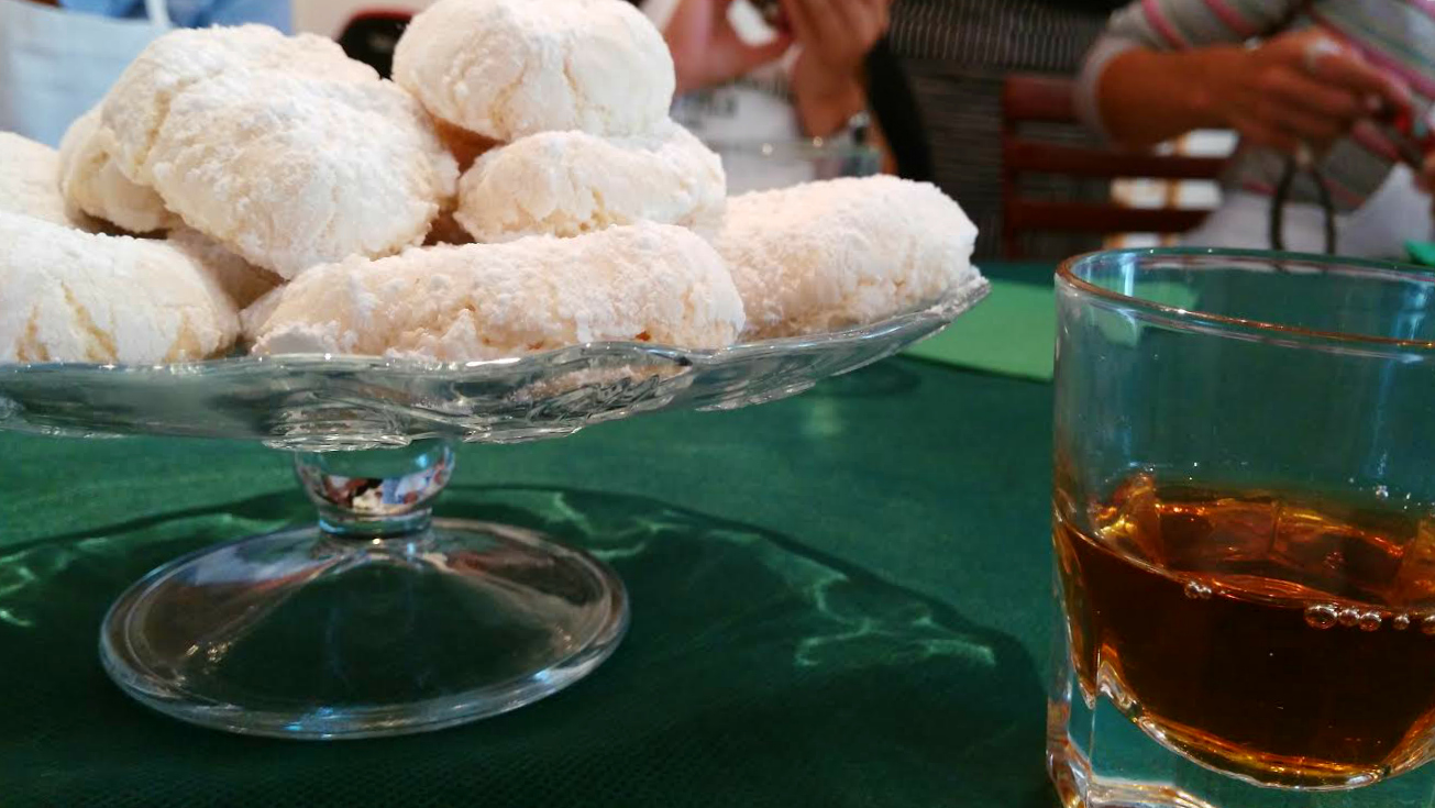 Ricciarelli de Sienne avec un verre de vinsanto