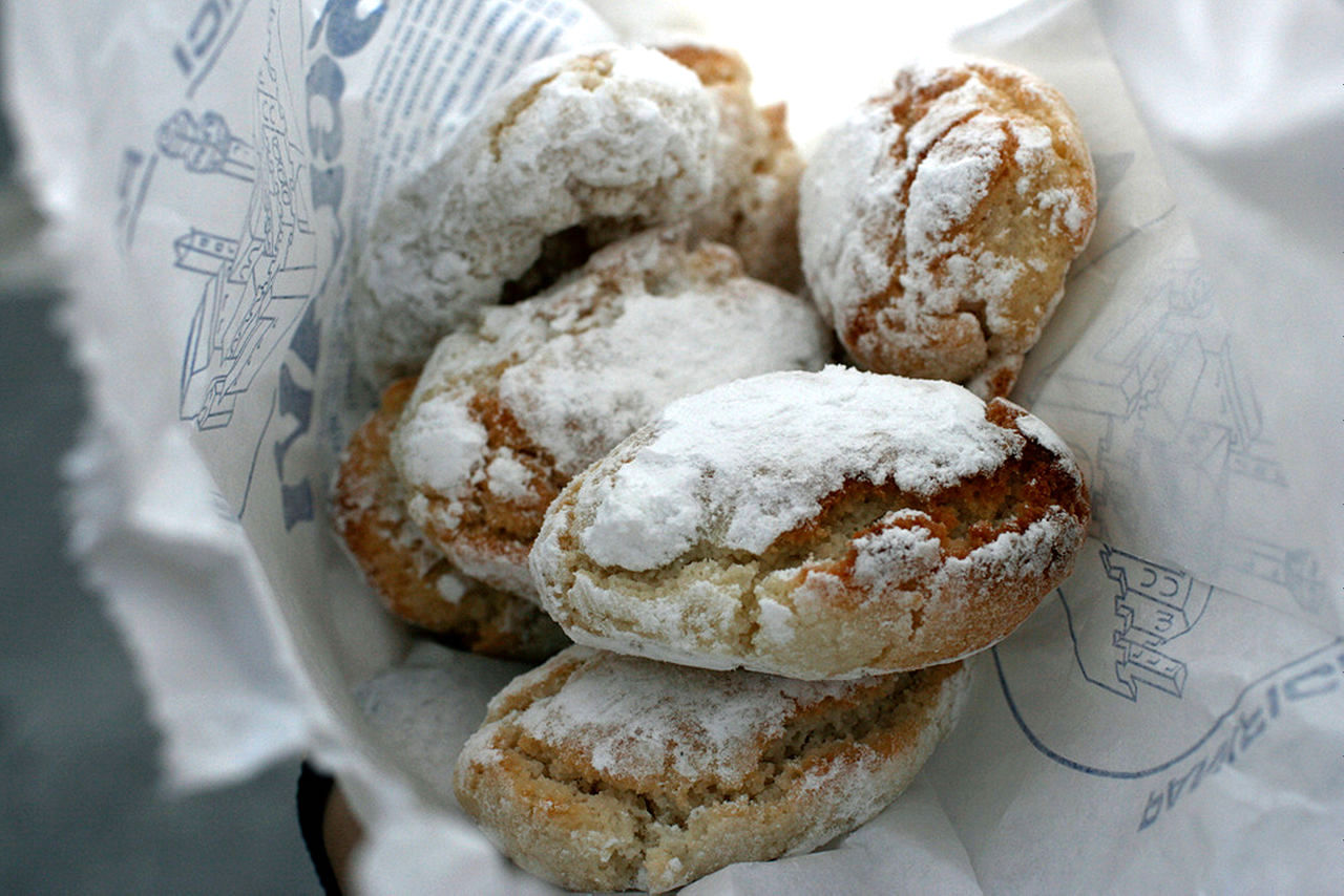 Un plat avec des ricciarelli