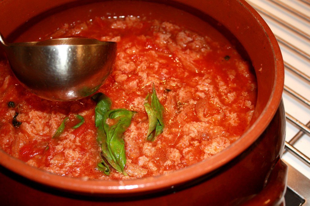 Pot en terre cuite avec de la pappa al pomodoro toscane