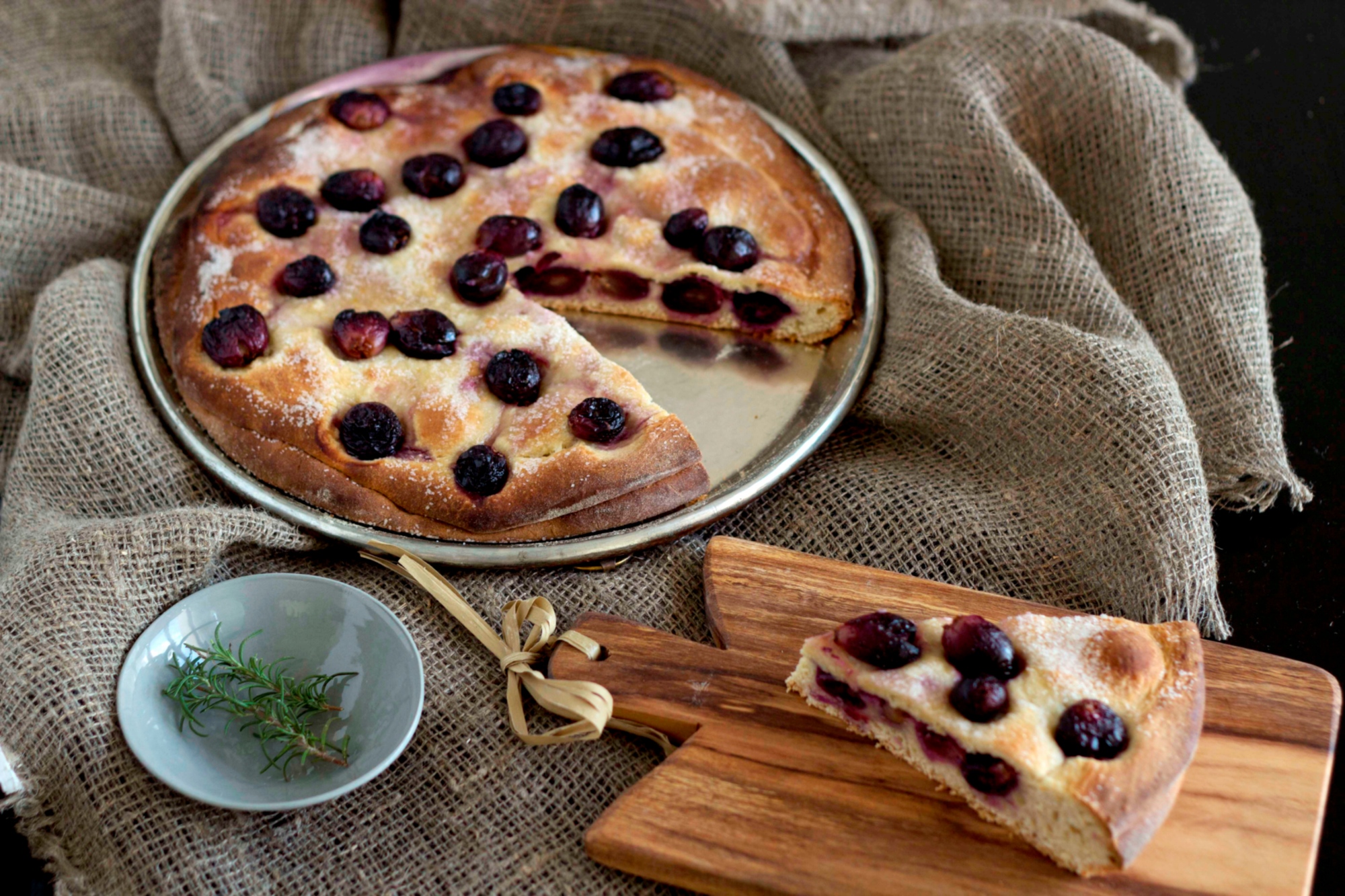 Une plaque de schiacciata aux raisins toscane