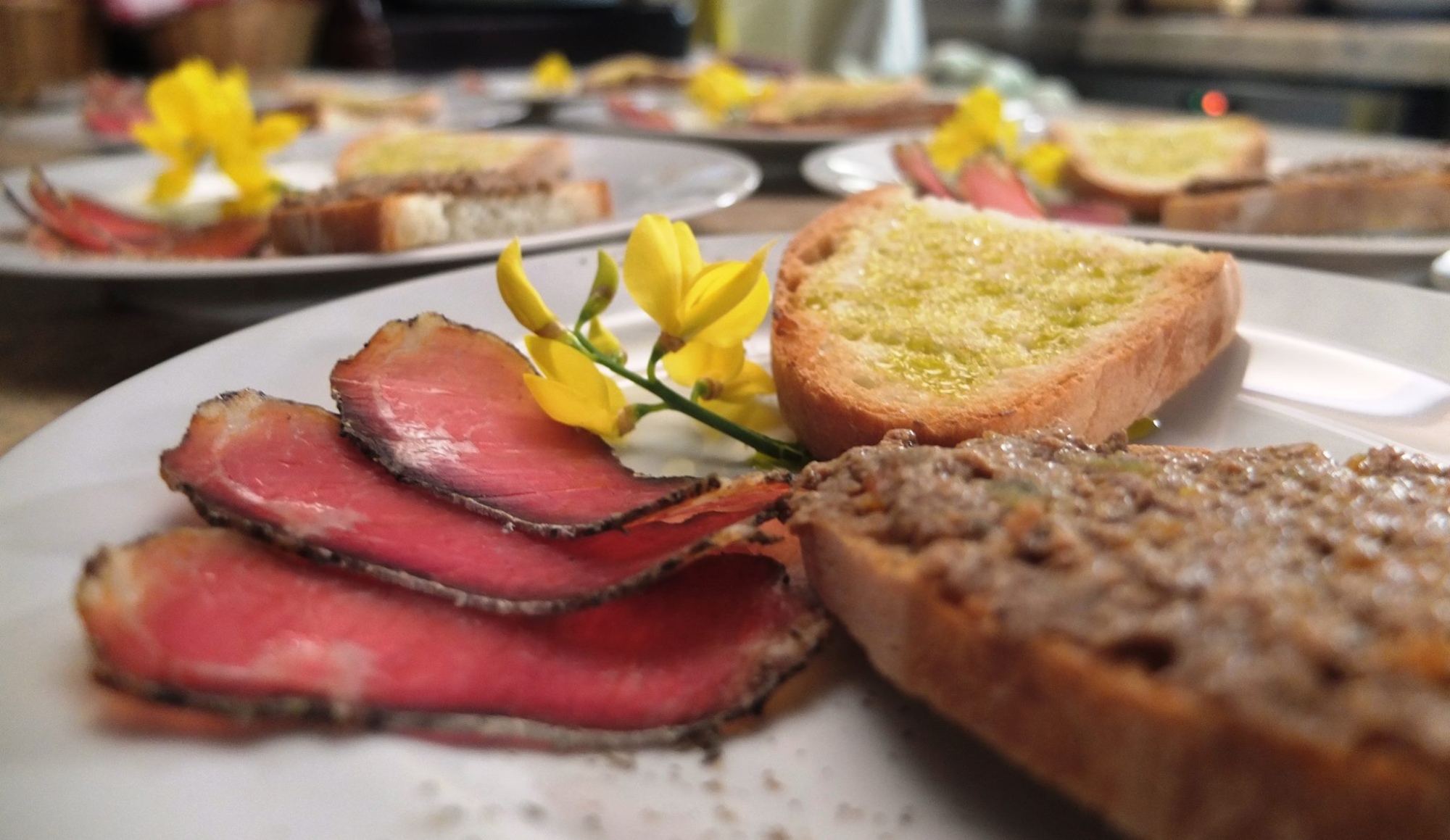 Faux-filet de Cinta senese, bruschetta à l’huile et crostino toscano à la viande