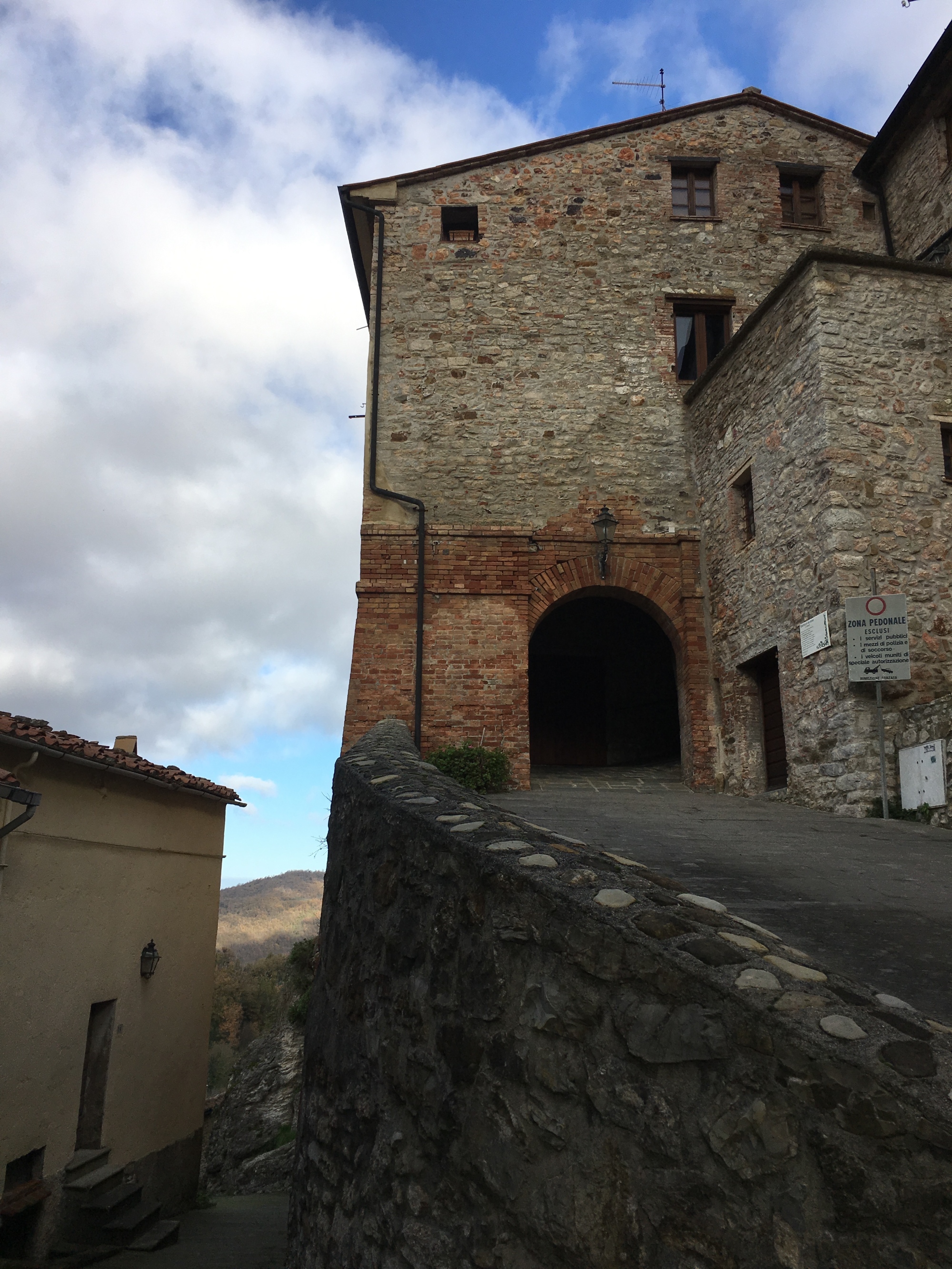 Le bourg de Sasso Pisano, détail de la porte Auteur