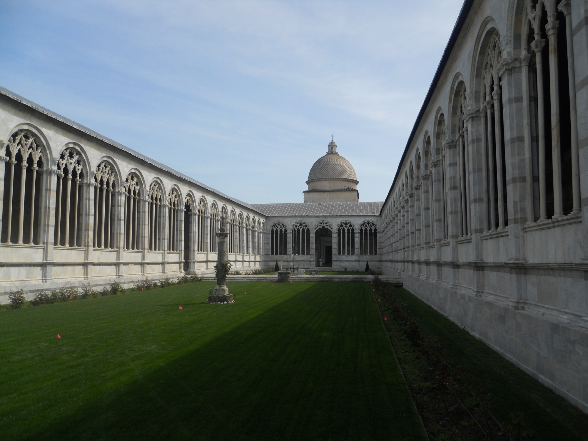 Cour du cimetière monumental