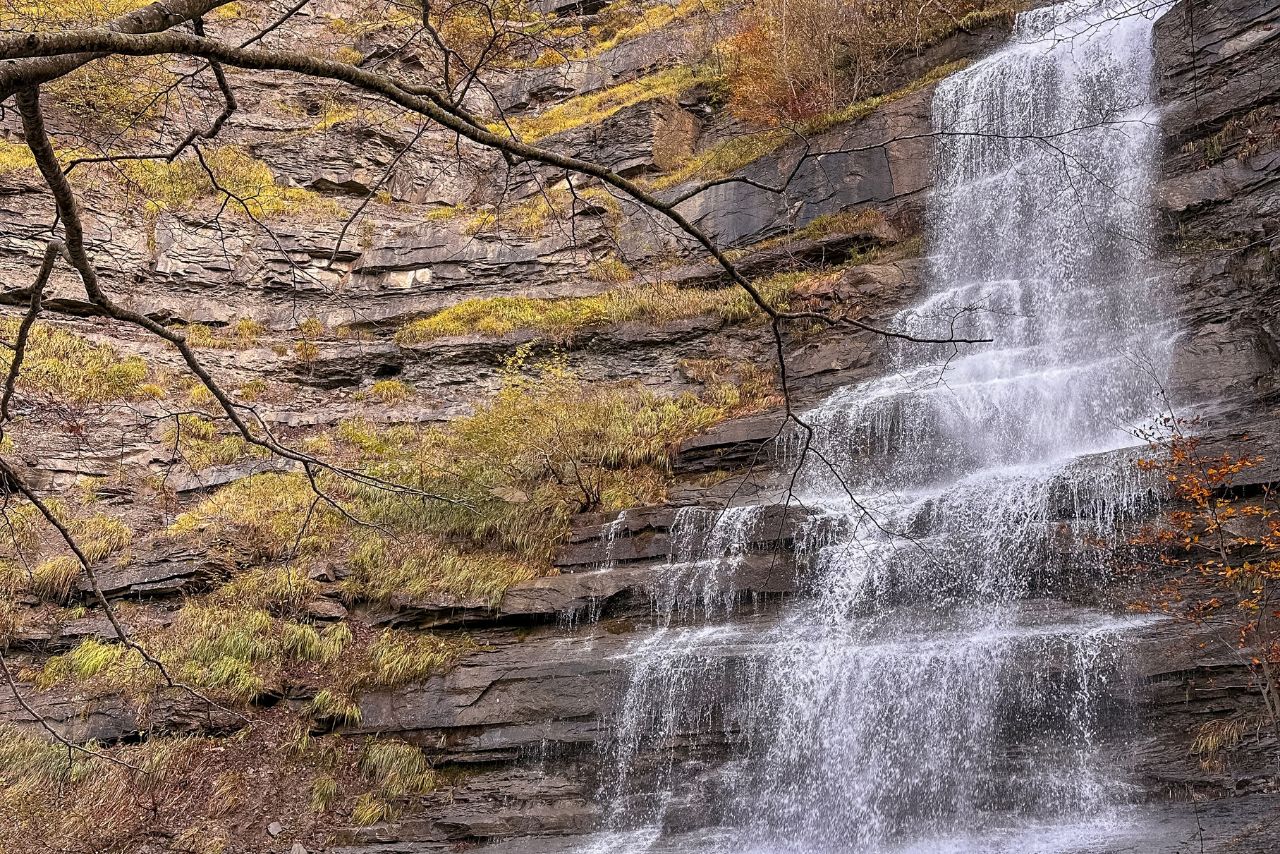 Cascade de Piscino entre rochers et forêt.