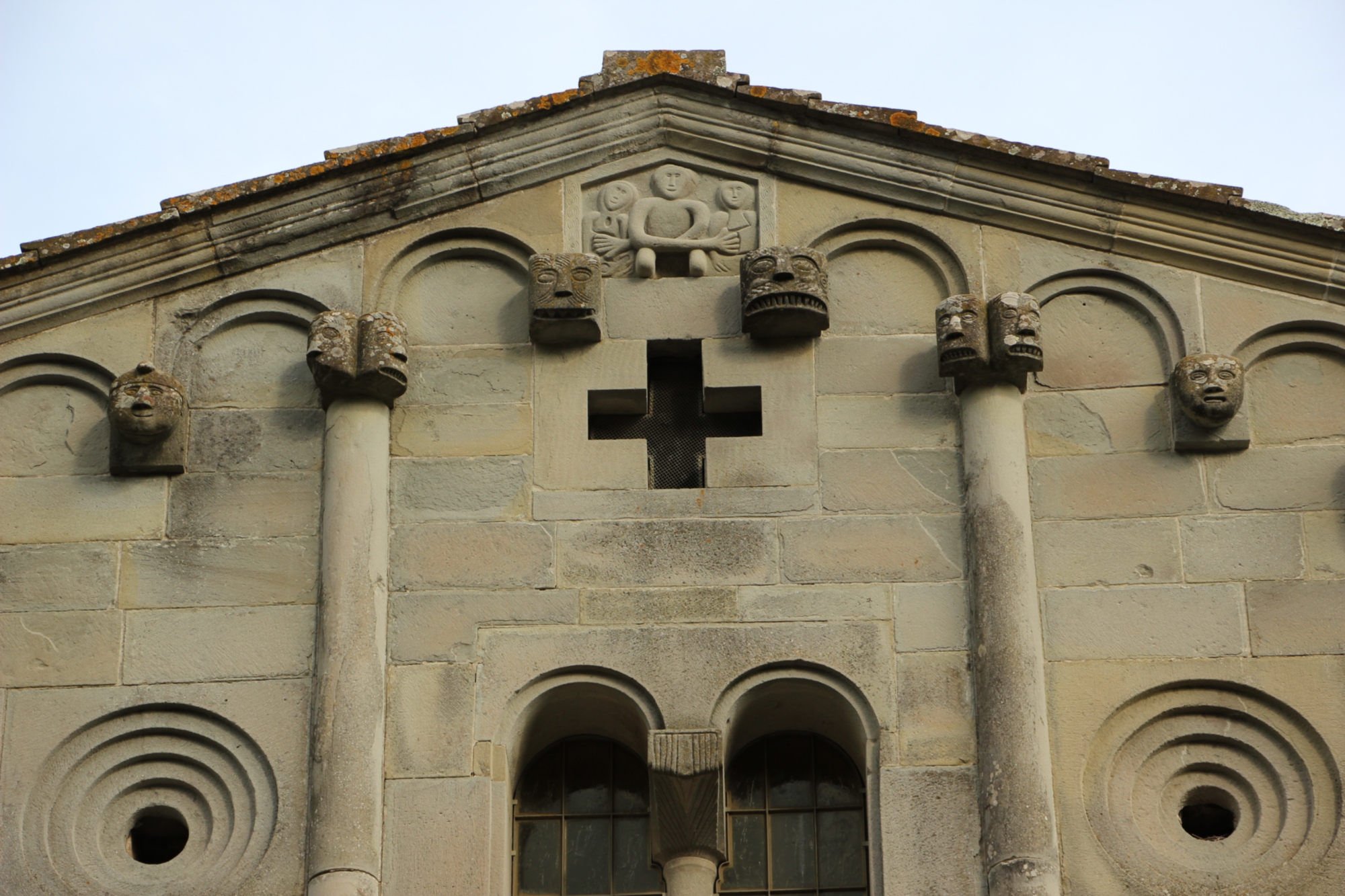 Figures sur la façade