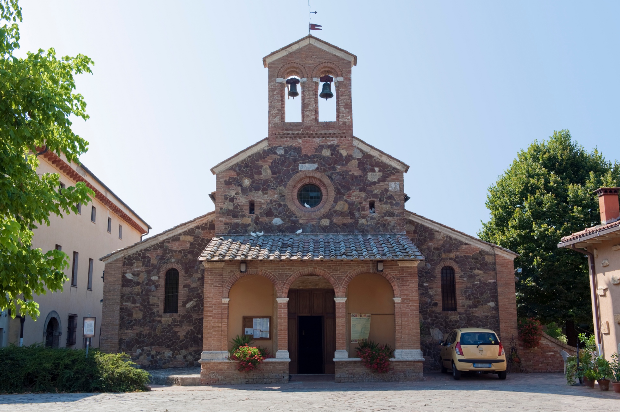 Façade de l'église de Saint Ansanus à Dofana