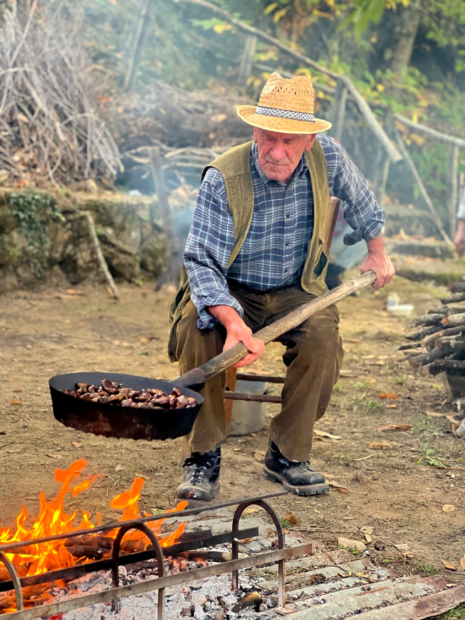 Cuisson à la poêle des mondine ou des châtaignes grillées