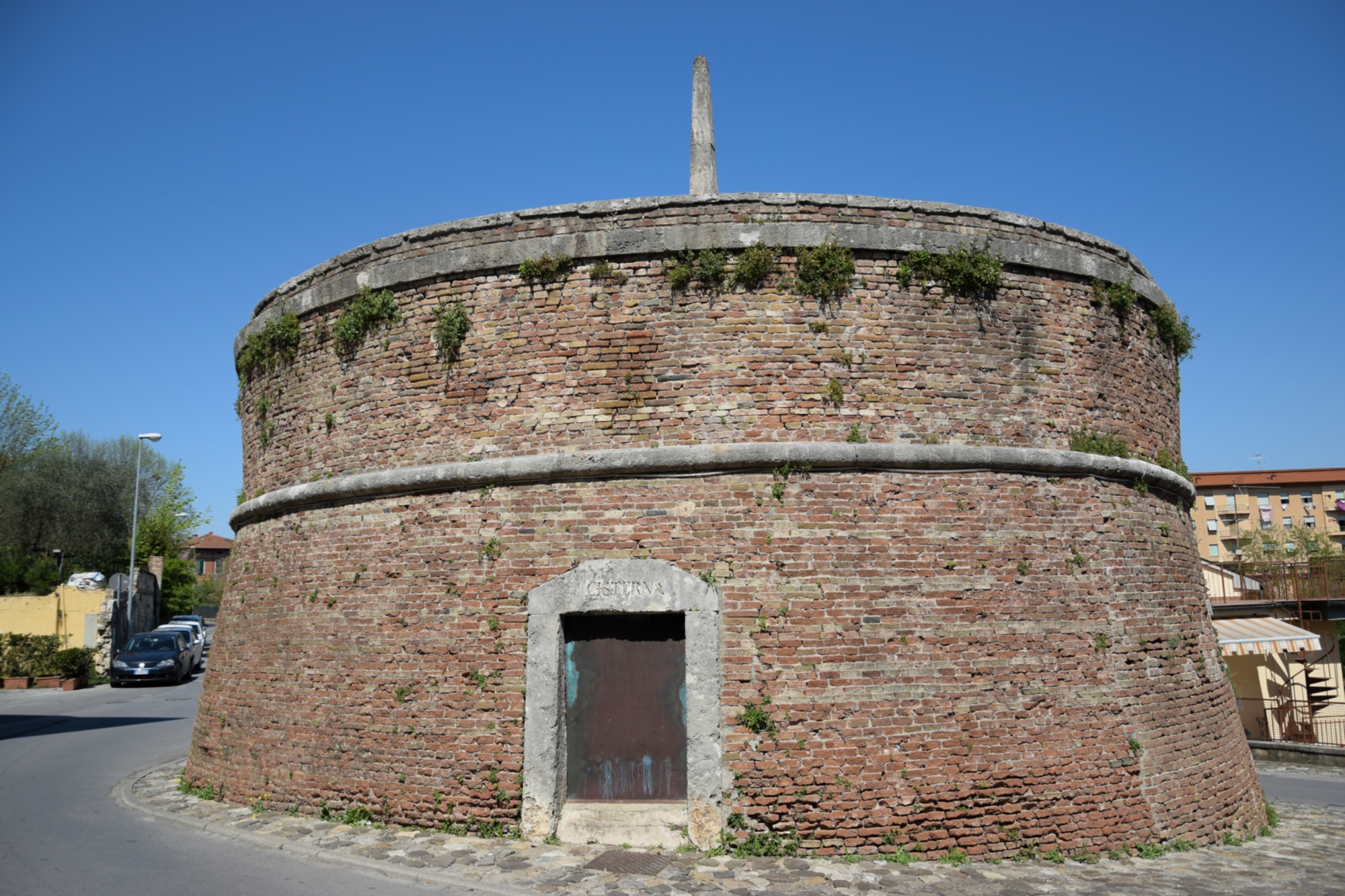 Réservoir d’eau, construction circulaire rappelant un fort