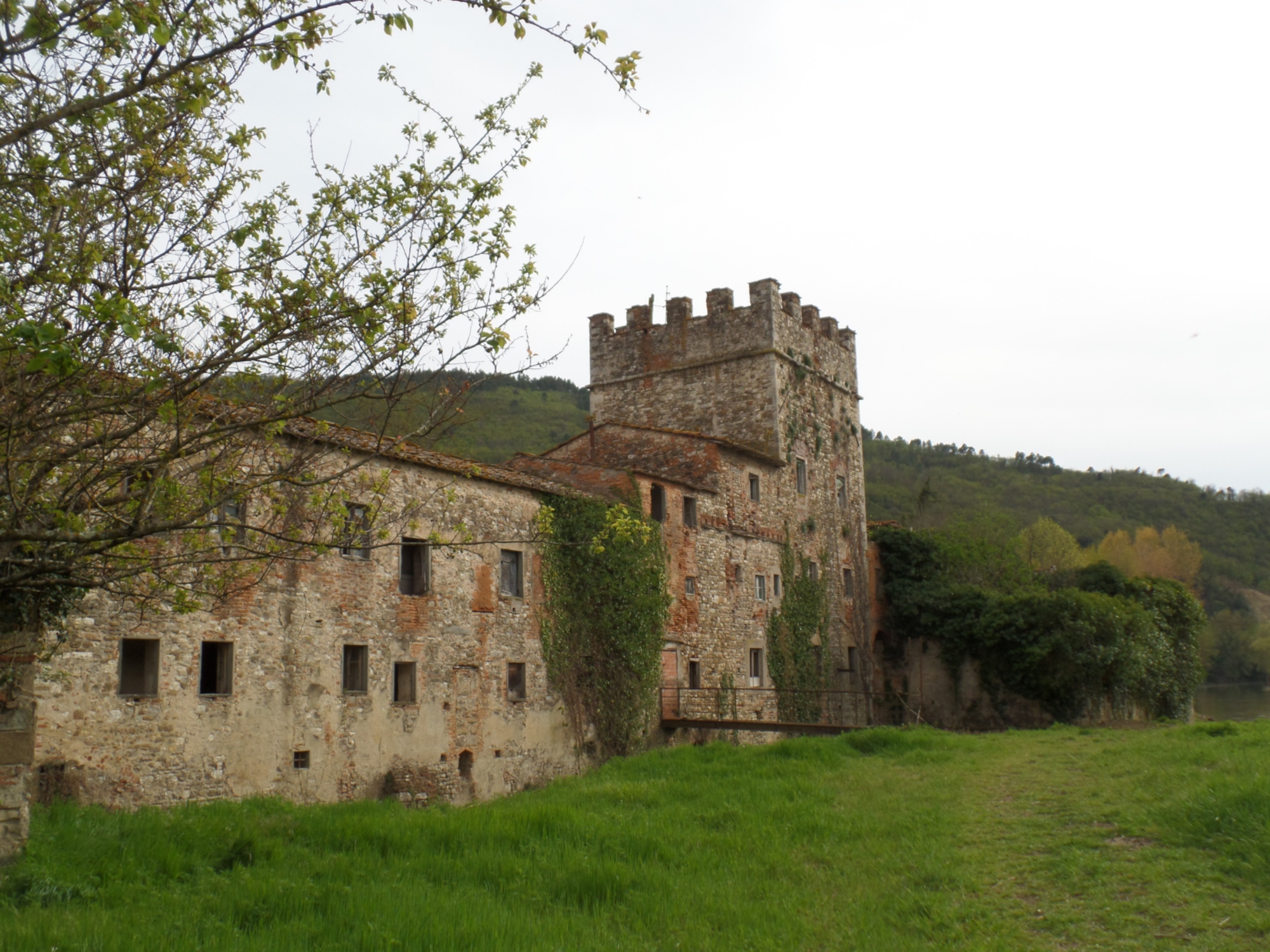 Vue du Gualchiere di Remole, avec son aspect caractéristique de bâtiment fortifié