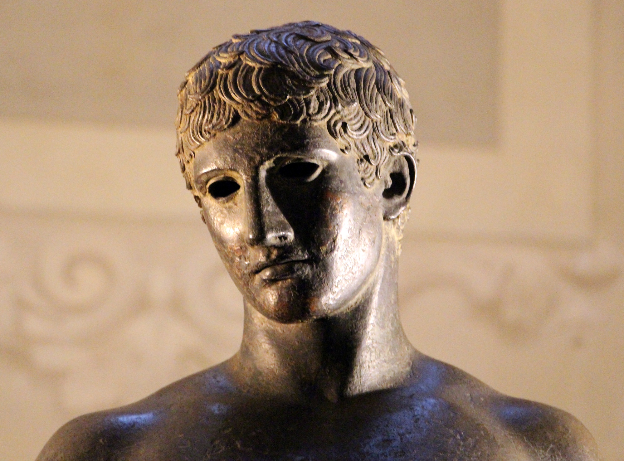 Statue romaine en bronze connue sous le nom d’Idolino di Pesaro, représentant un jeune athlète nu dans une pose contrapposto, symbole d’harmonie et de proportions classiques, conservée au musée archéologique national de Florence.