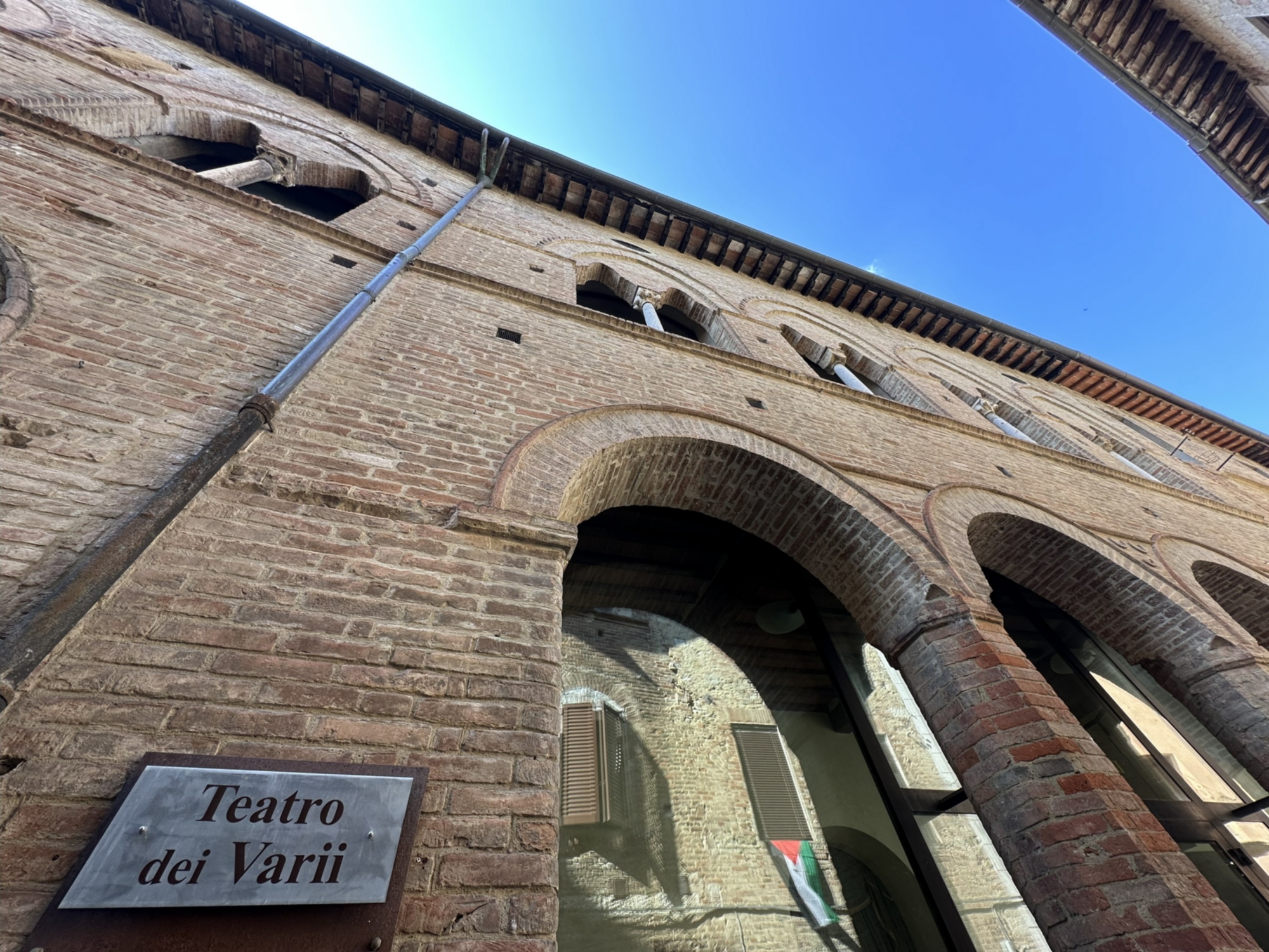 façade du théâtre de Varii vue du bas