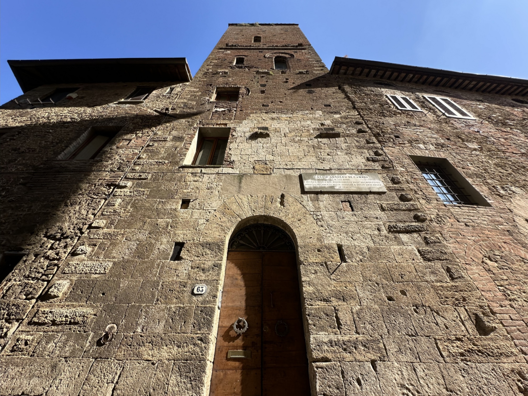 Maison-tour vue d’en bas