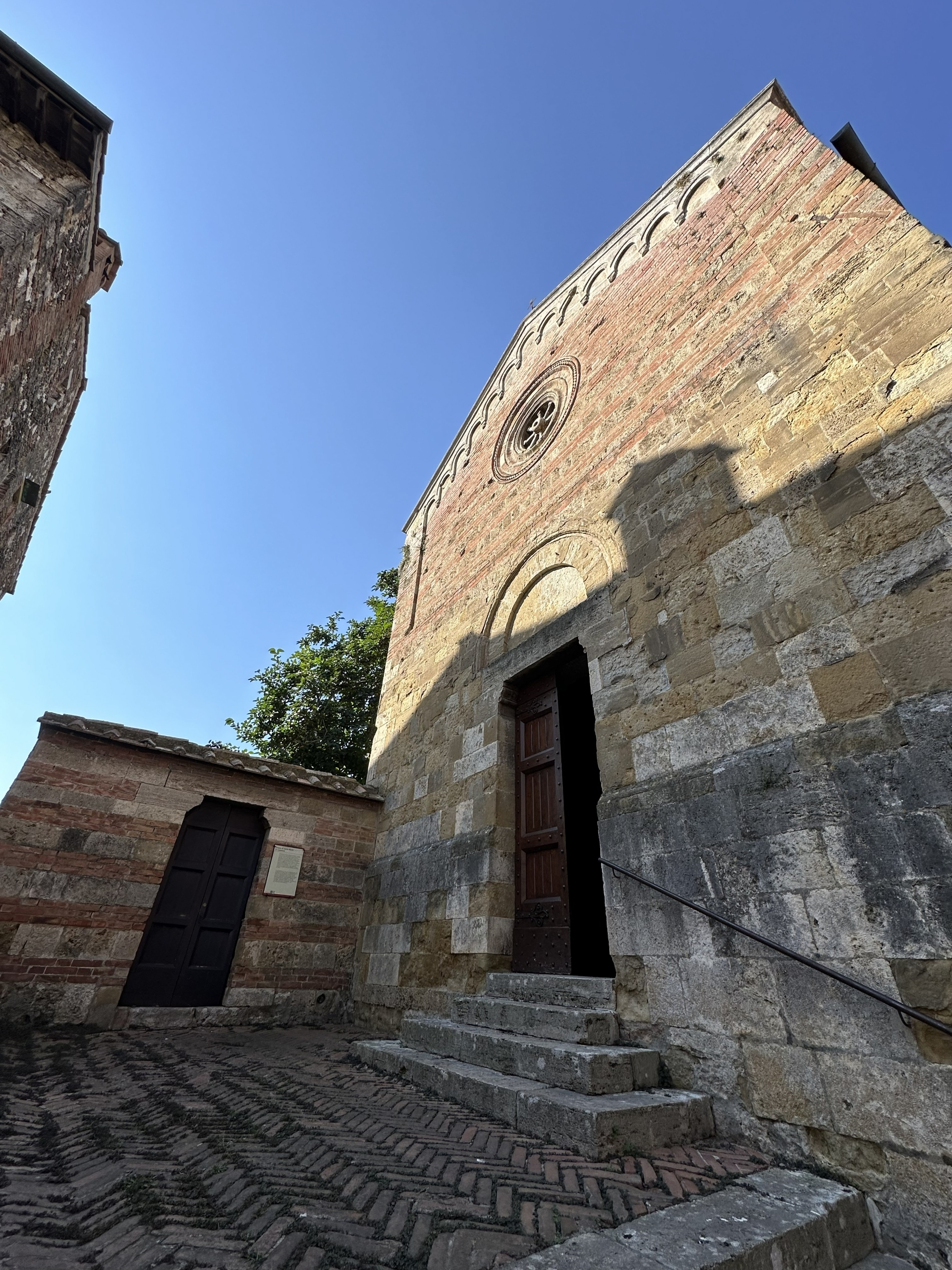 Église Santa Maria in Canonica, façade en pierre avec rosace centrale