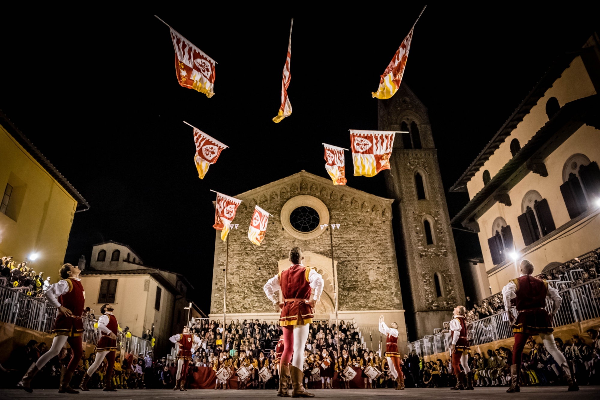 Le spectacle des agitateurs de drapeaux pendant le Palio del Diotto