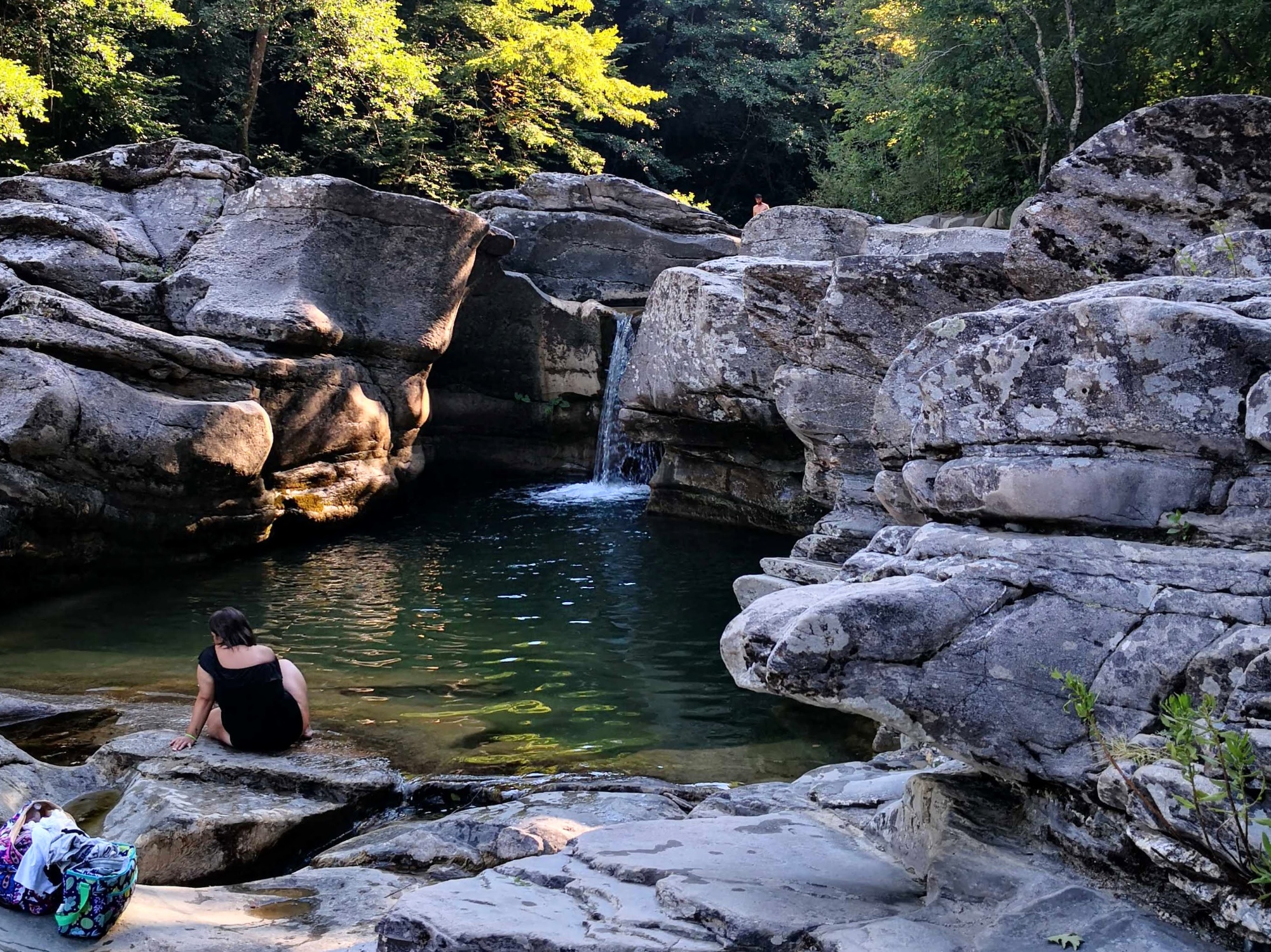 Eau émeraude, petite cascade et végétation le long de la rivière Farma un jour d’été avec quelques baigneurs.