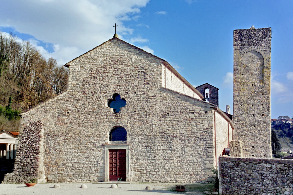 Façade et clocher de l’église de Sorano à Filattiera
