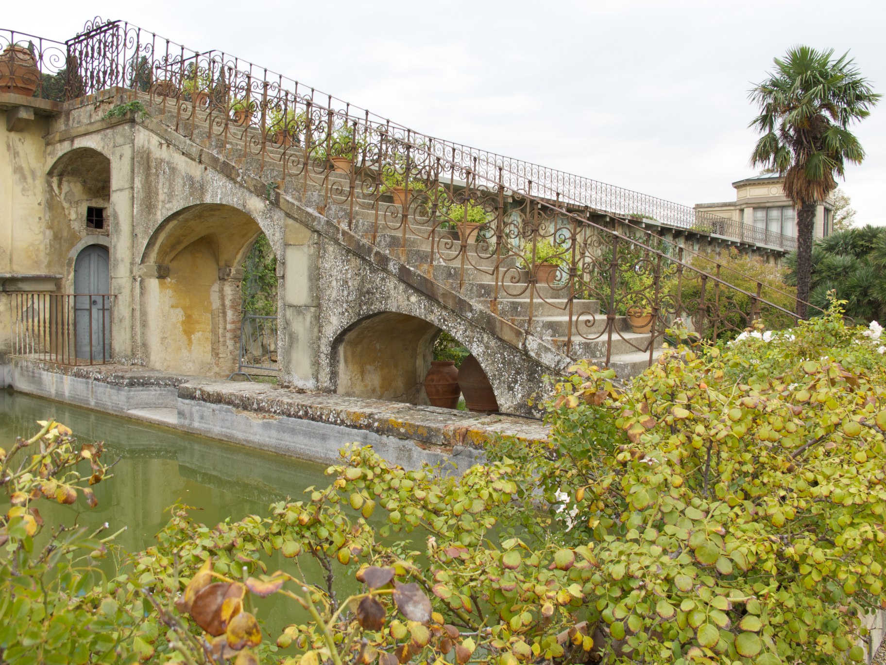 Escalier et bassins dans le jardin de la Villa la Petraia
