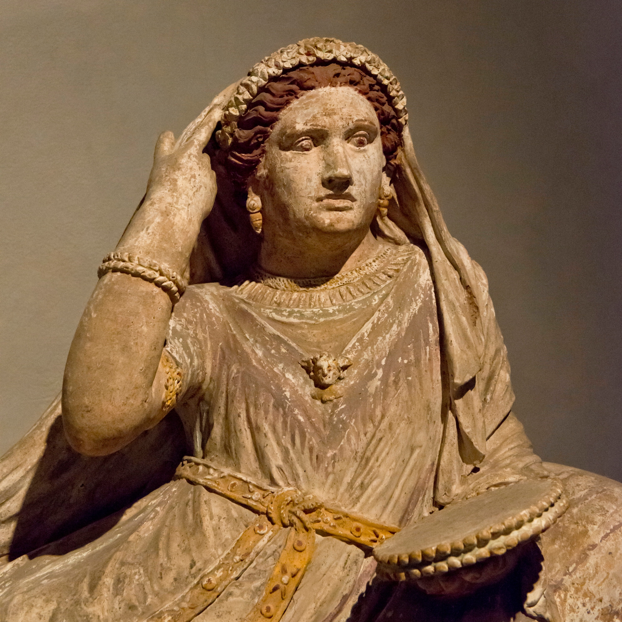 Sarcophage étrusque de Larthia Seianti, en terre cuite peinte, représentant une femme allongée sur le couvercle avec des vêtements et des détails funéraires, conservé au Musée archéologique national de Florence.