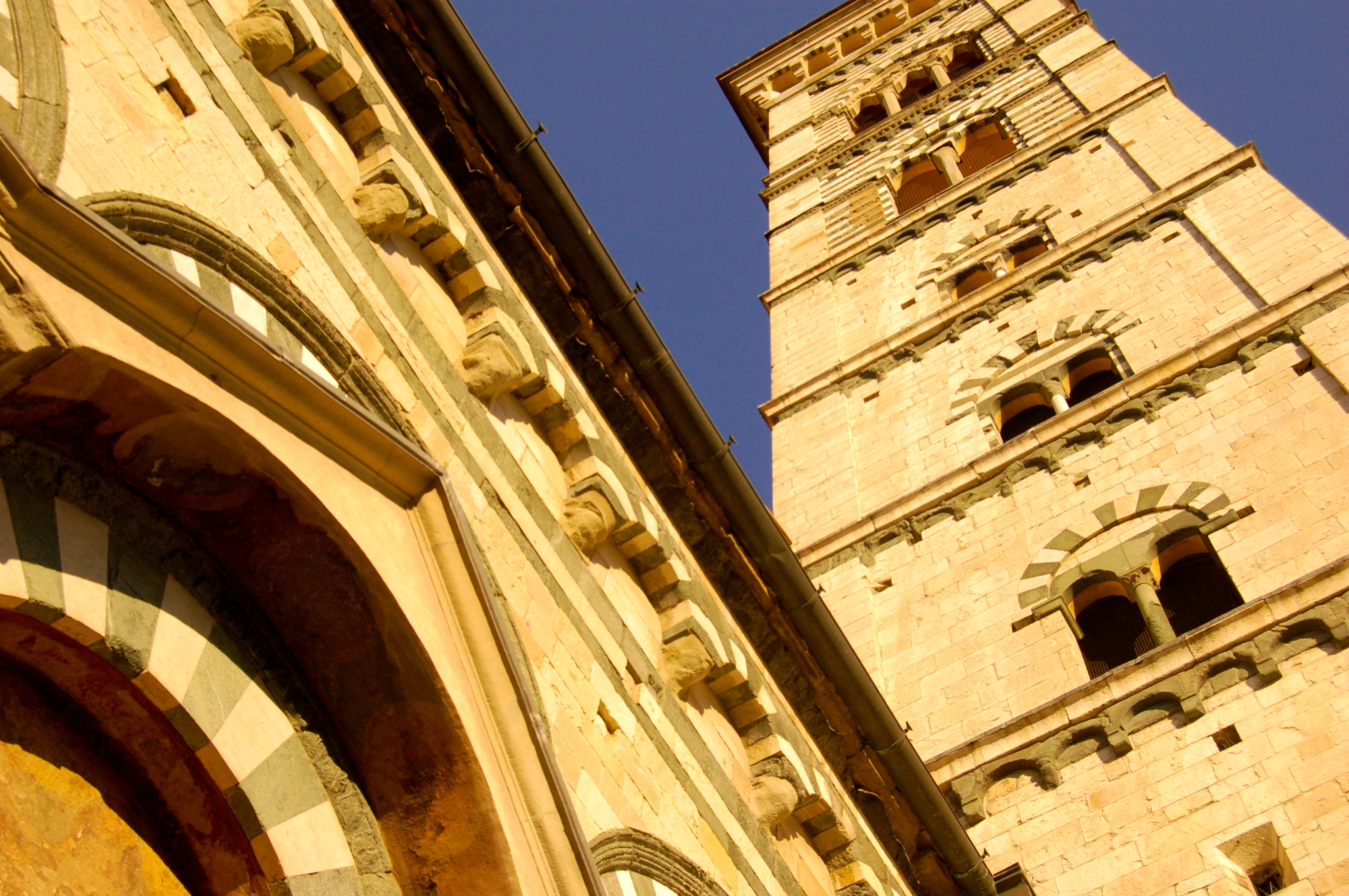 Le Clocher et la façade de la Cathédrale