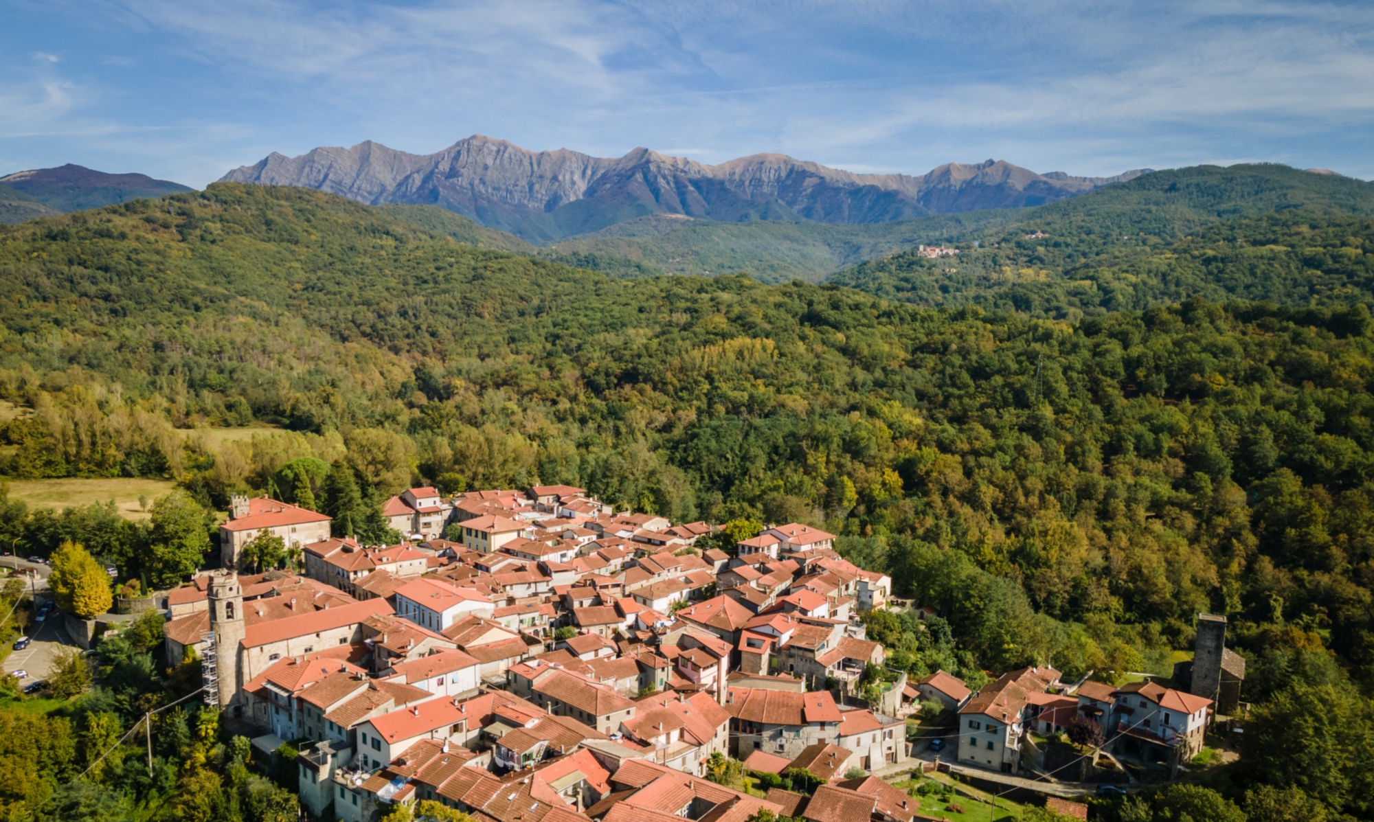 Aperçu panoramique de la Lunigiana immergée dans les vertes collines toscanes.