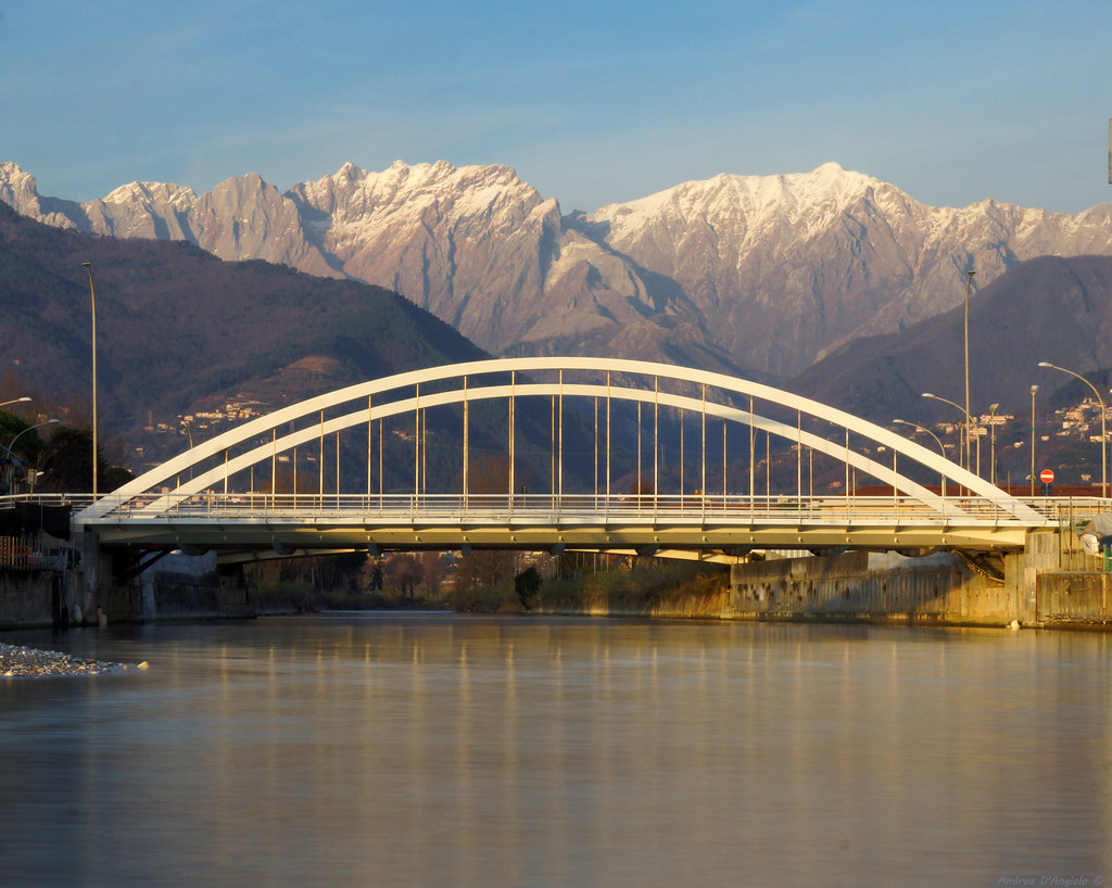 Le pont moderne de Marina di Massa avec les Alpes Apuanes enneigées en arrière-plan.