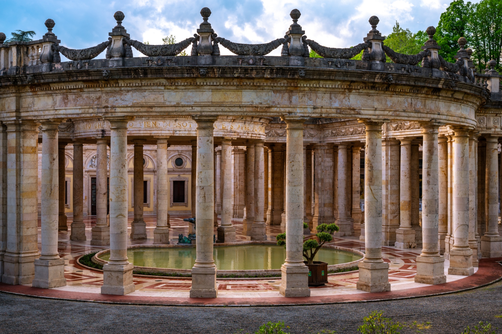 Une loggia à Montecatini à l’intérieur de la station thermale historique