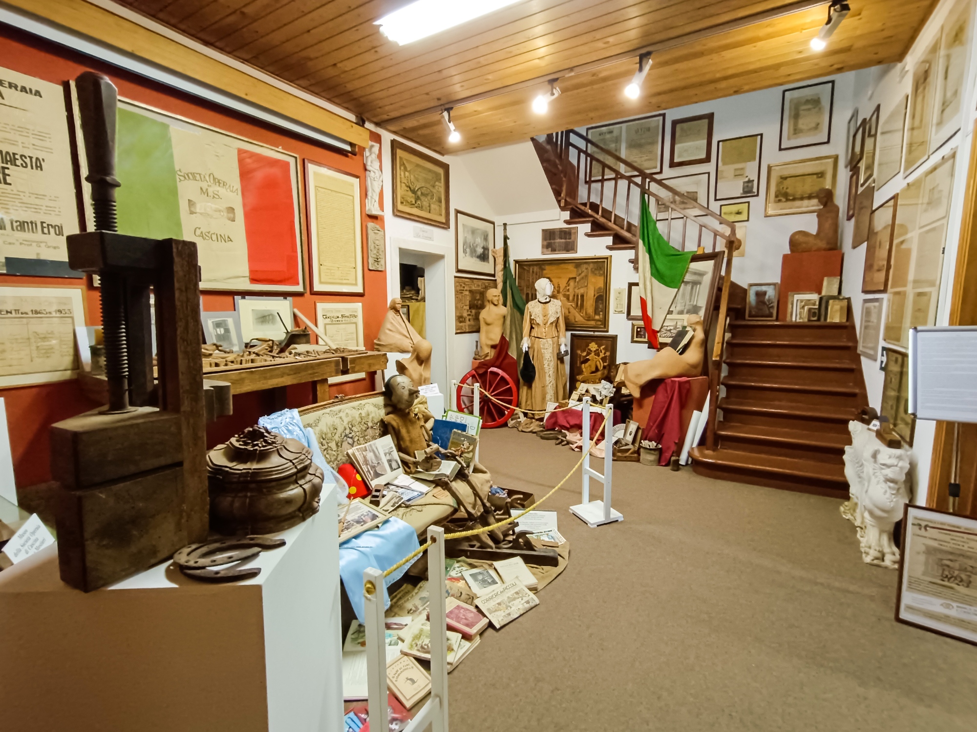 L'entrée du musée de la Società Operaia di Cascina, bois et métiers