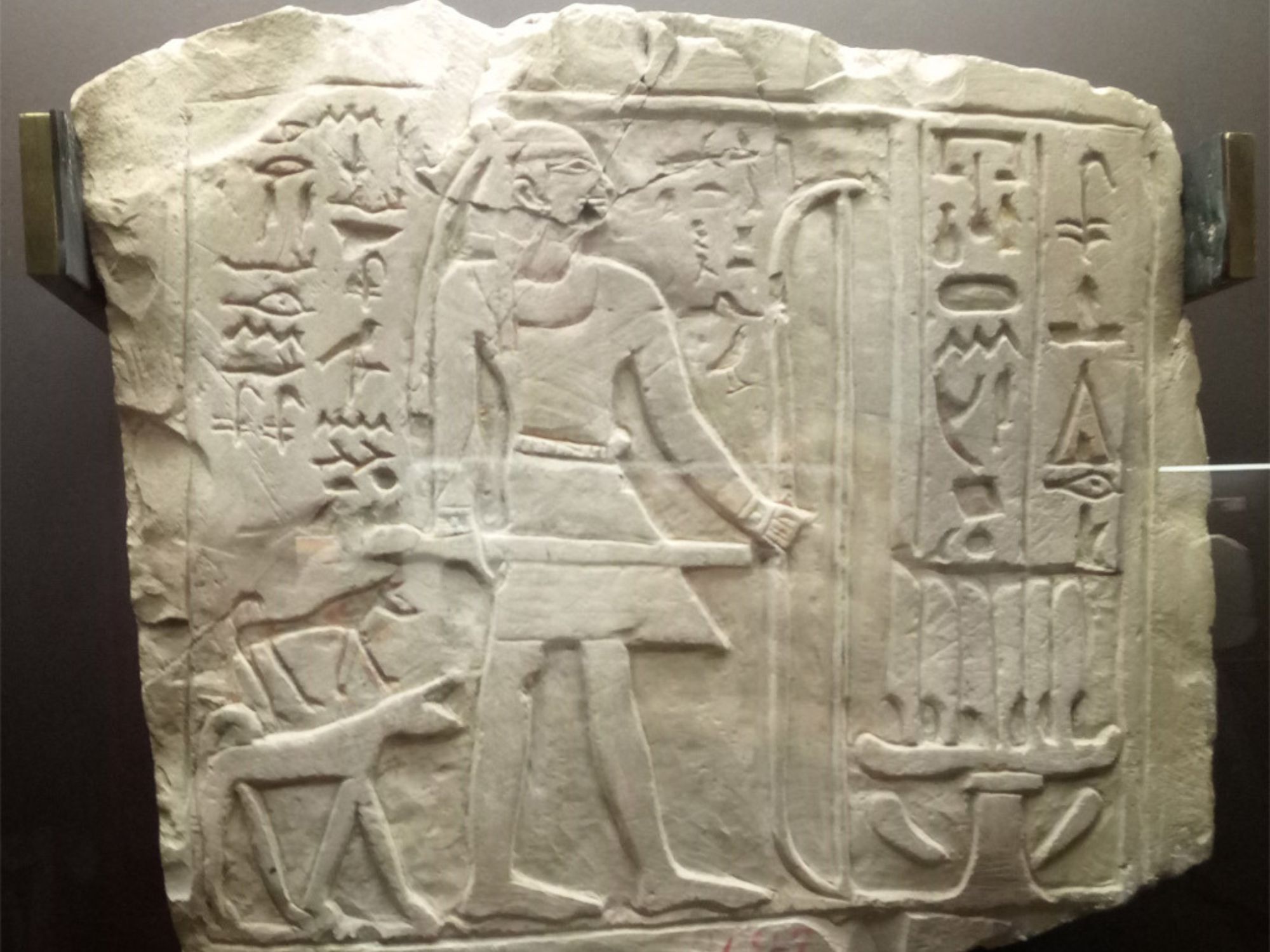 Table égyptienne exposée au Musée égyptien de Florence, avec des inscriptions hiéroglyphiques et des figures stylisées typiques de l’art égyptien ancien.