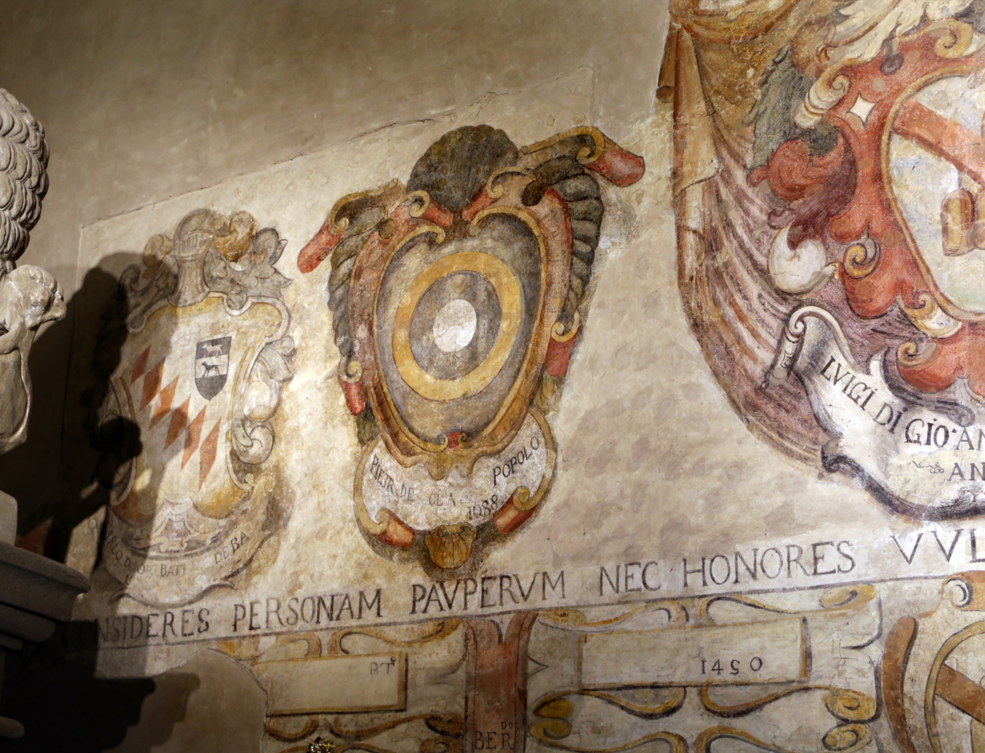 Les armoiries à l'intérieur du palais