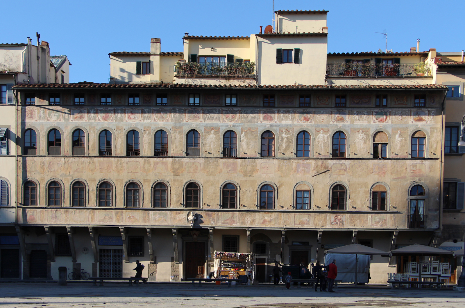 La façade du palais de l’Antella sur la place Santa Croce à Florence