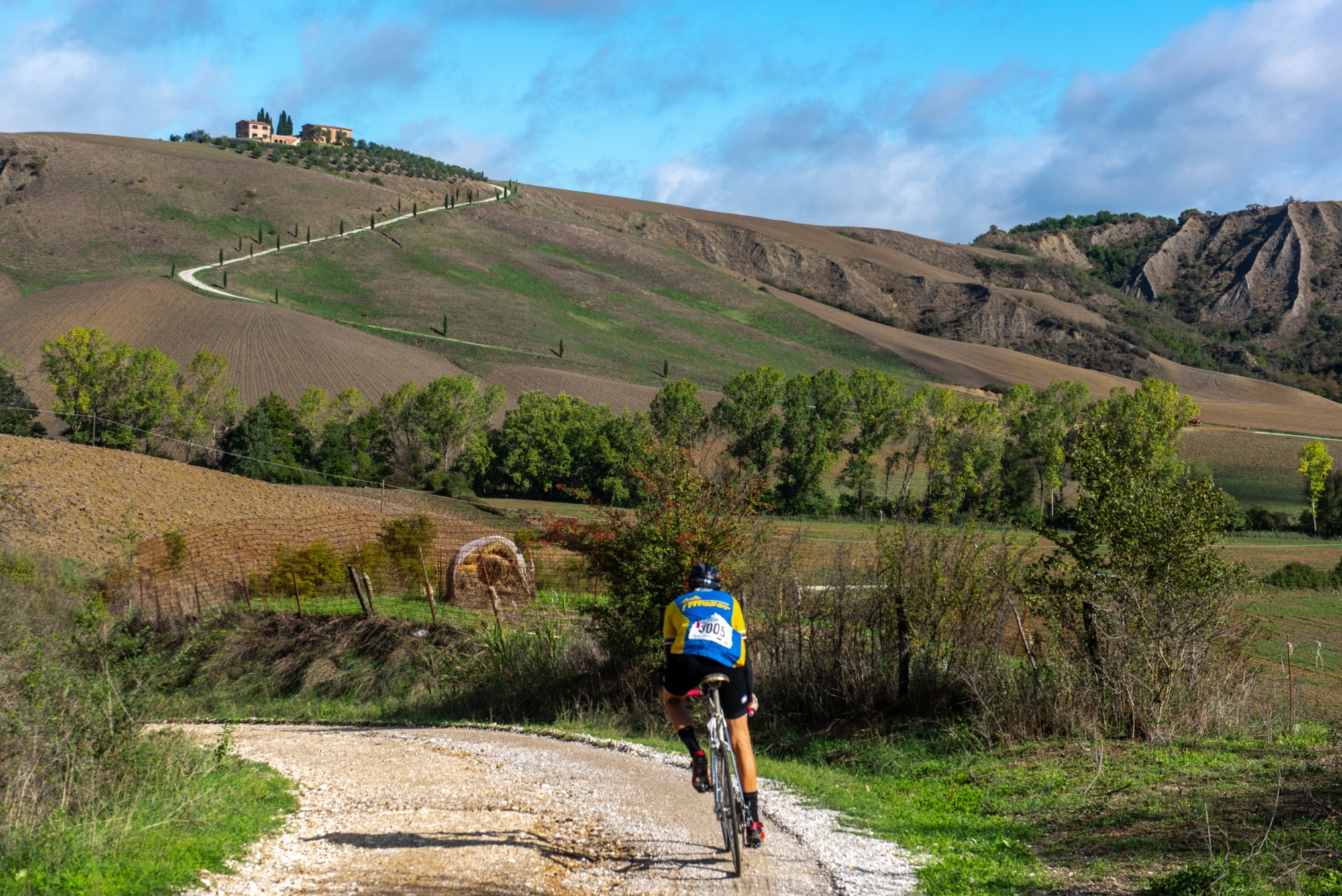 Un ciclista lungo il percorso dell'Eroica