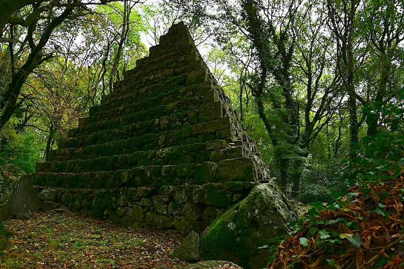 Piramide nel Bosco Isabella