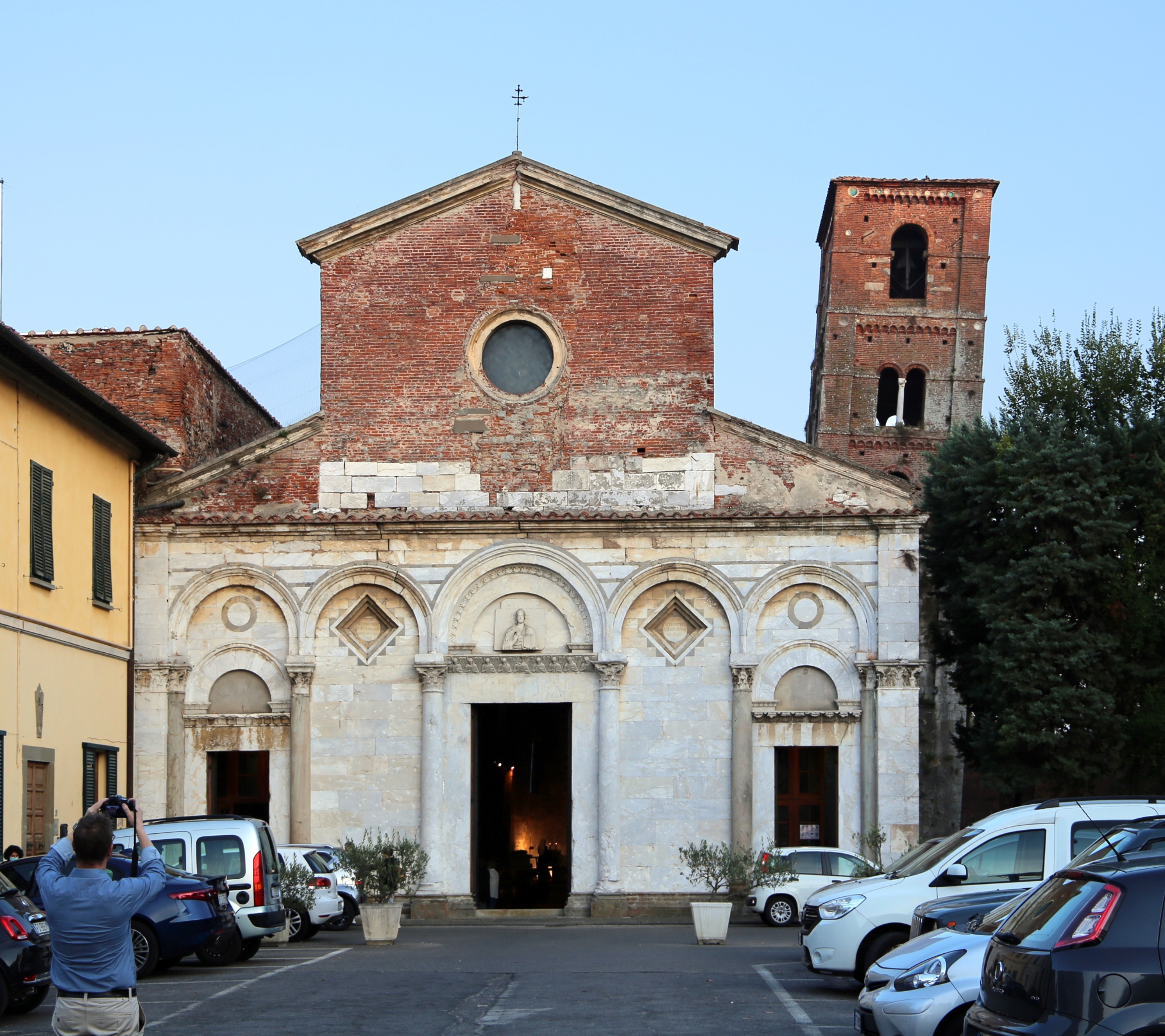 Façade et clocher de l’église San Michele degli Scalzi à Pise, un exemple d’architecture romane