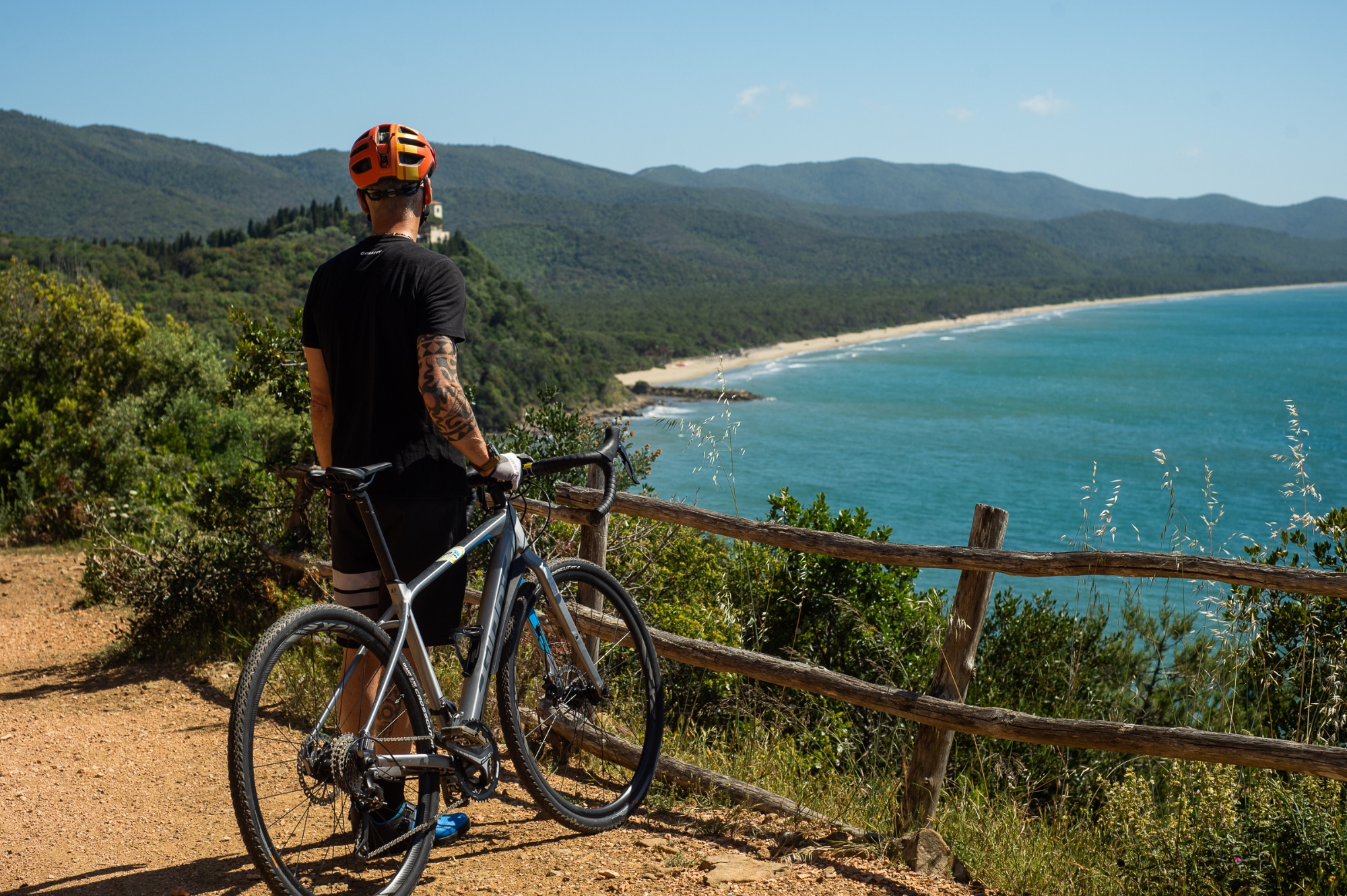 Cycliste au Trail Center VTT Punta Ala avec vue sur la mer