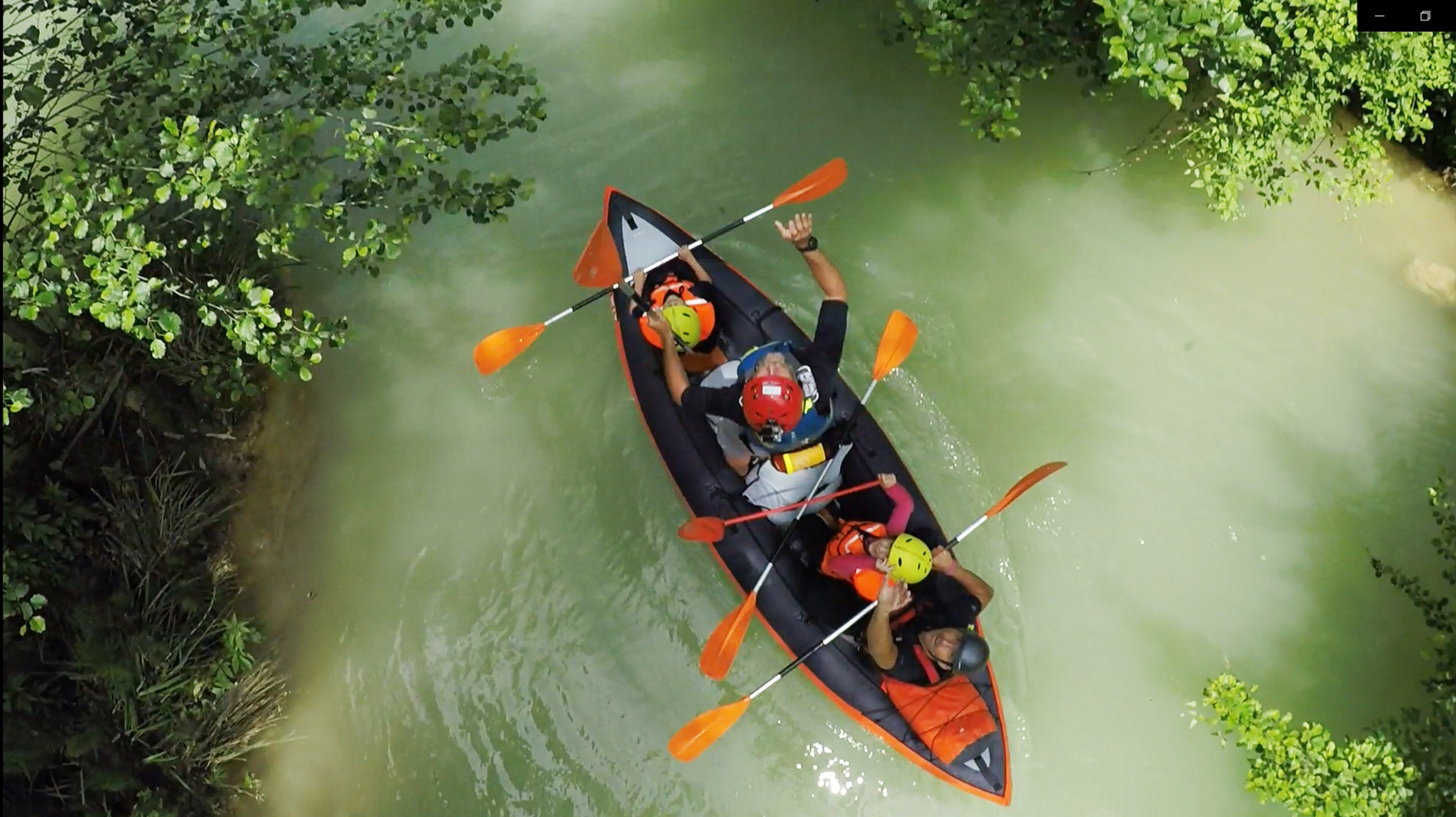 Groupe de personnes faisant du trekking et du rafting sur la rivière Elsa