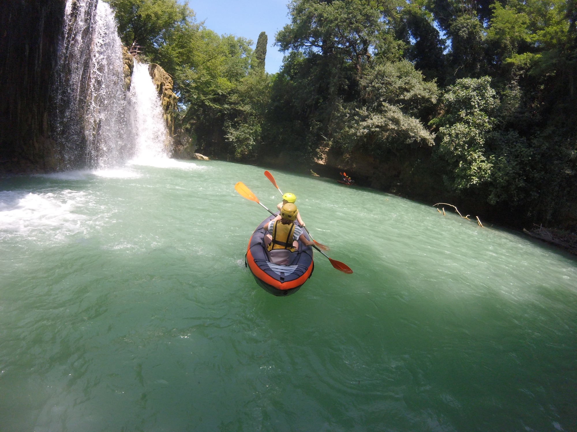 Canoë sur le parcours de trekking et rafting sur la rivière Elsa