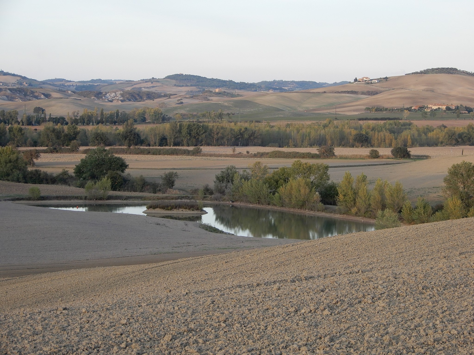 Lac artificiel dans les Crete dell'Orcia