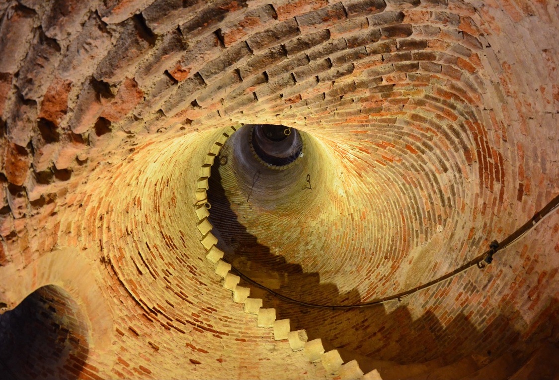 L'escalier en colimaçon à l'intérieur du clocher