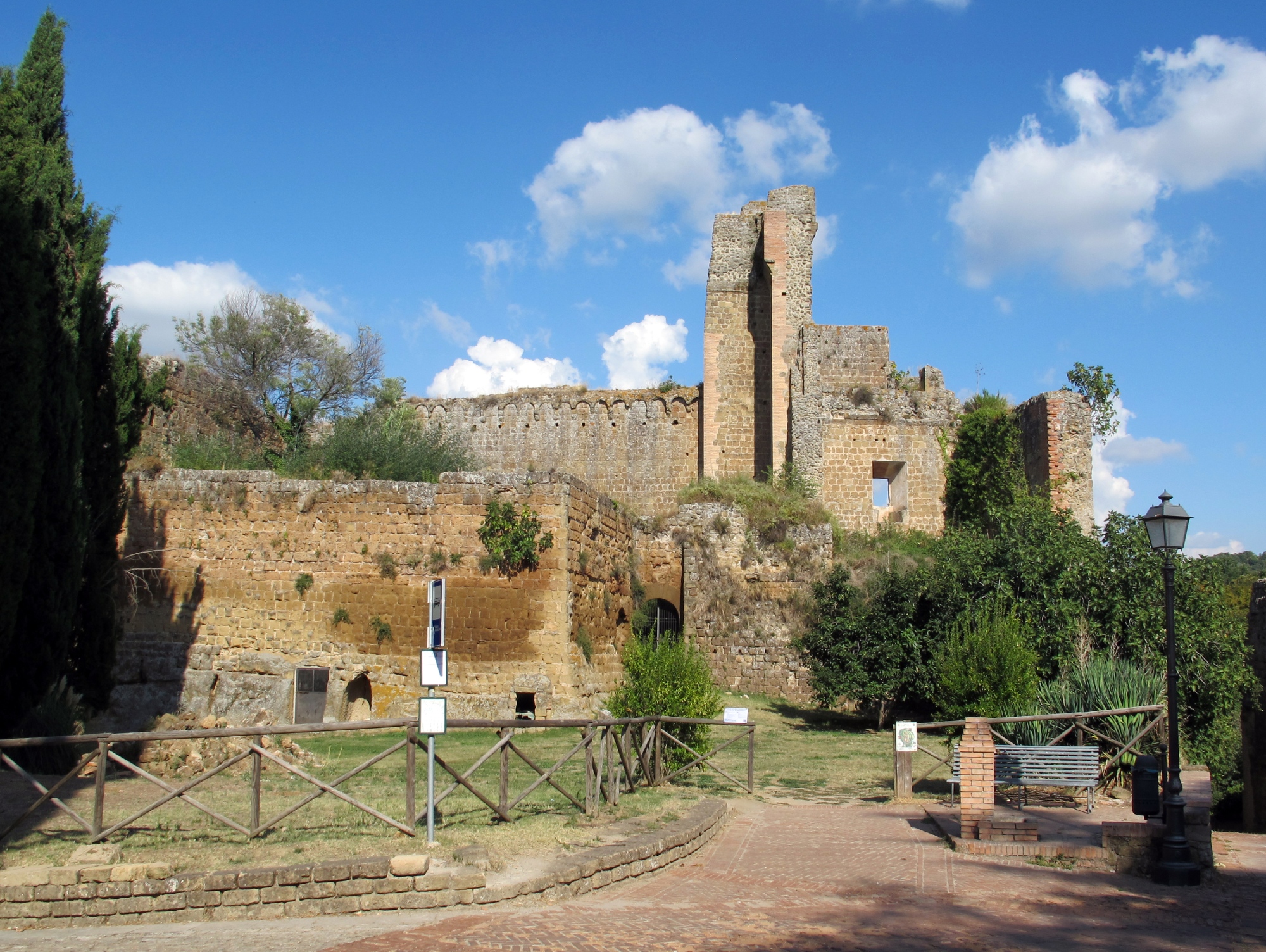 Sovana, Forteresse aldobrandesque